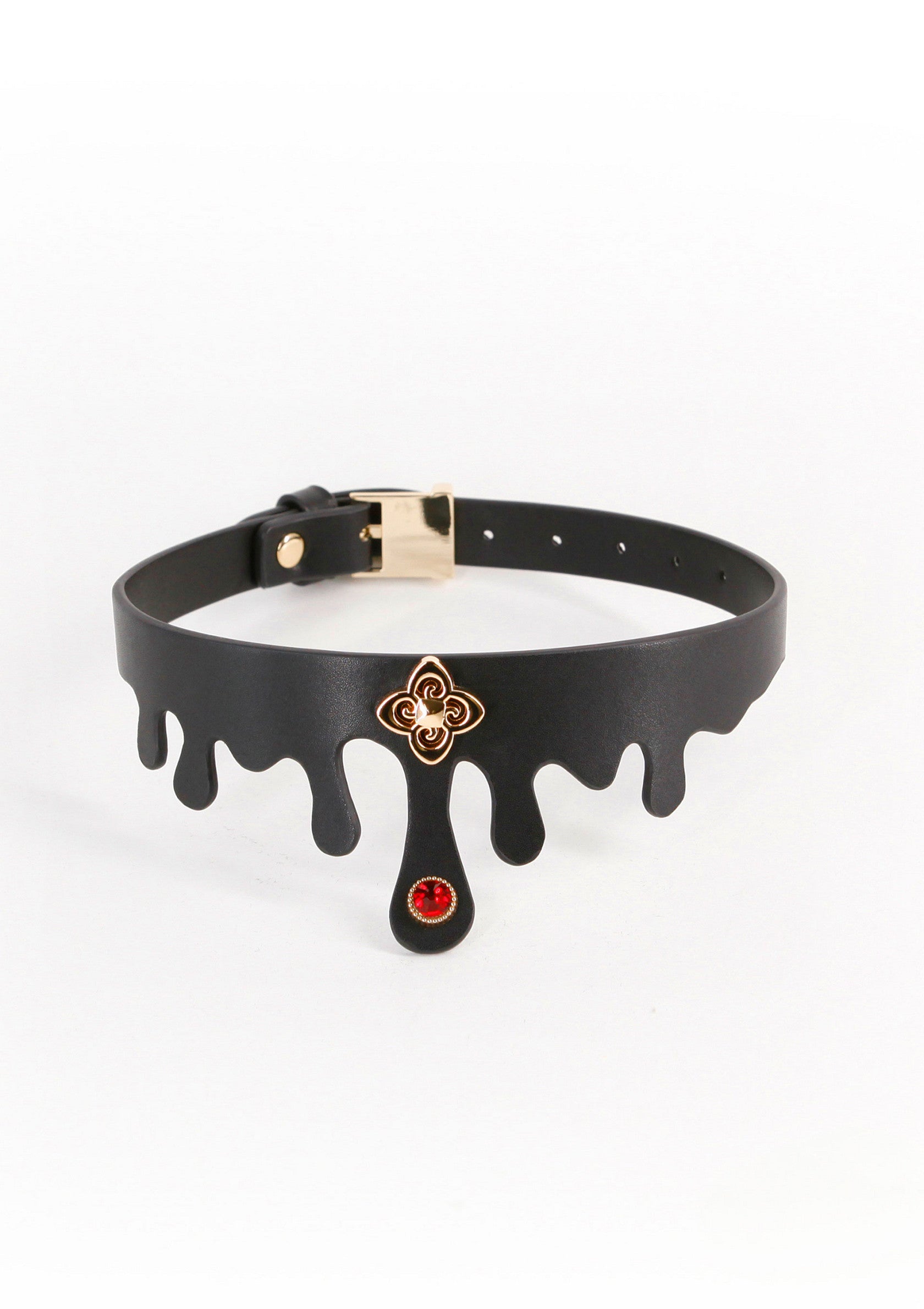 Ras de cou noir avec pendentif goutte rouge. Accessoire gothique chic pour un look unique.; Zwarte choker met rode druppel hanger. Een chique gothic accessoire voor een unieke look.; Black choker with red drip pendant. A chic gothic accessory for a unique look.