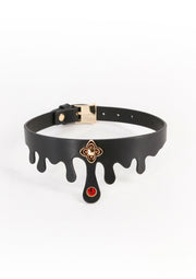 Ras de cou noir avec pendentif goutte rouge. Accessoire gothique chic pour un look unique.; Zwarte choker met rode druppel hanger. Een chique gothic accessoire voor een unieke look.; Black choker with red drip pendant. A chic gothic accessory for a unique look.