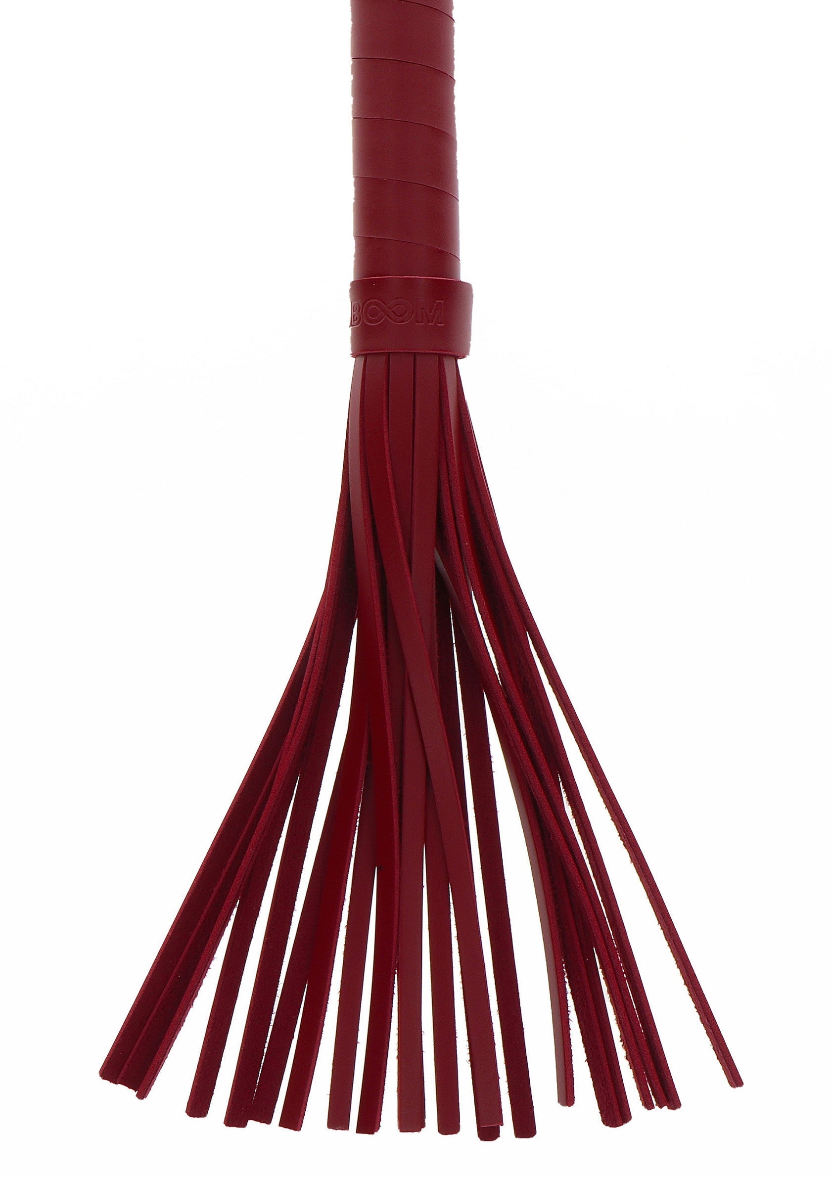 Cravache rouge en cuir véritable pour jeux de rôle et BDSM. Accessoire sensuel et dominant.; Rode leren zwep voor rollenspellen en BDSM. Sensueel en dominant accessoire.; Red leather flogger for role play and BDSM. Sensual and dominant accessory.