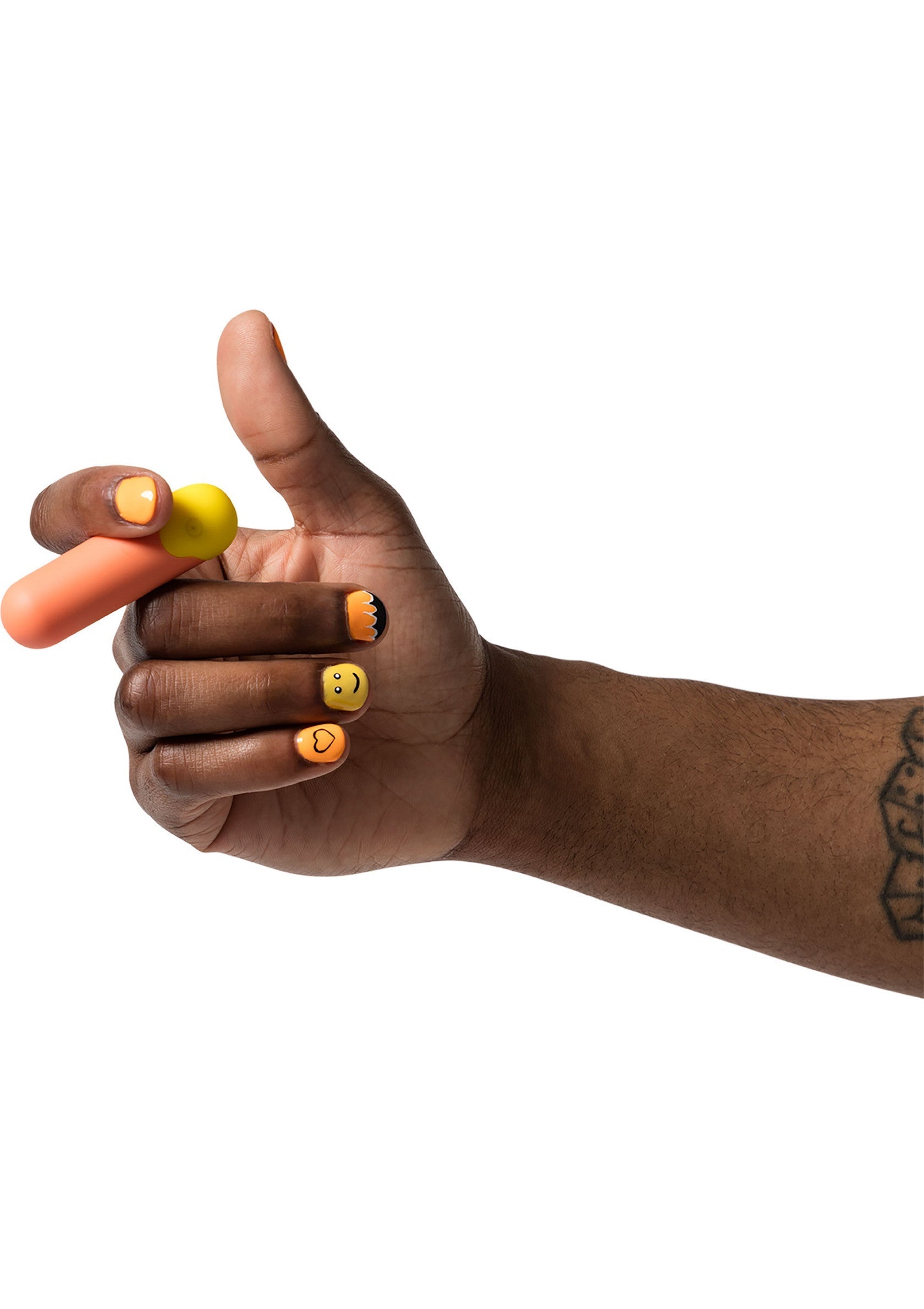 Main tenant des accessoires colorés. Vernis à ongles fun et tendance. Achetez maintenant !; Hand houdt kleurrijke accessoires vast. Leuke en trendy nagellak. Koop nu!; Hand holding colorful props. Fun and trendy nail polish. Shop now!