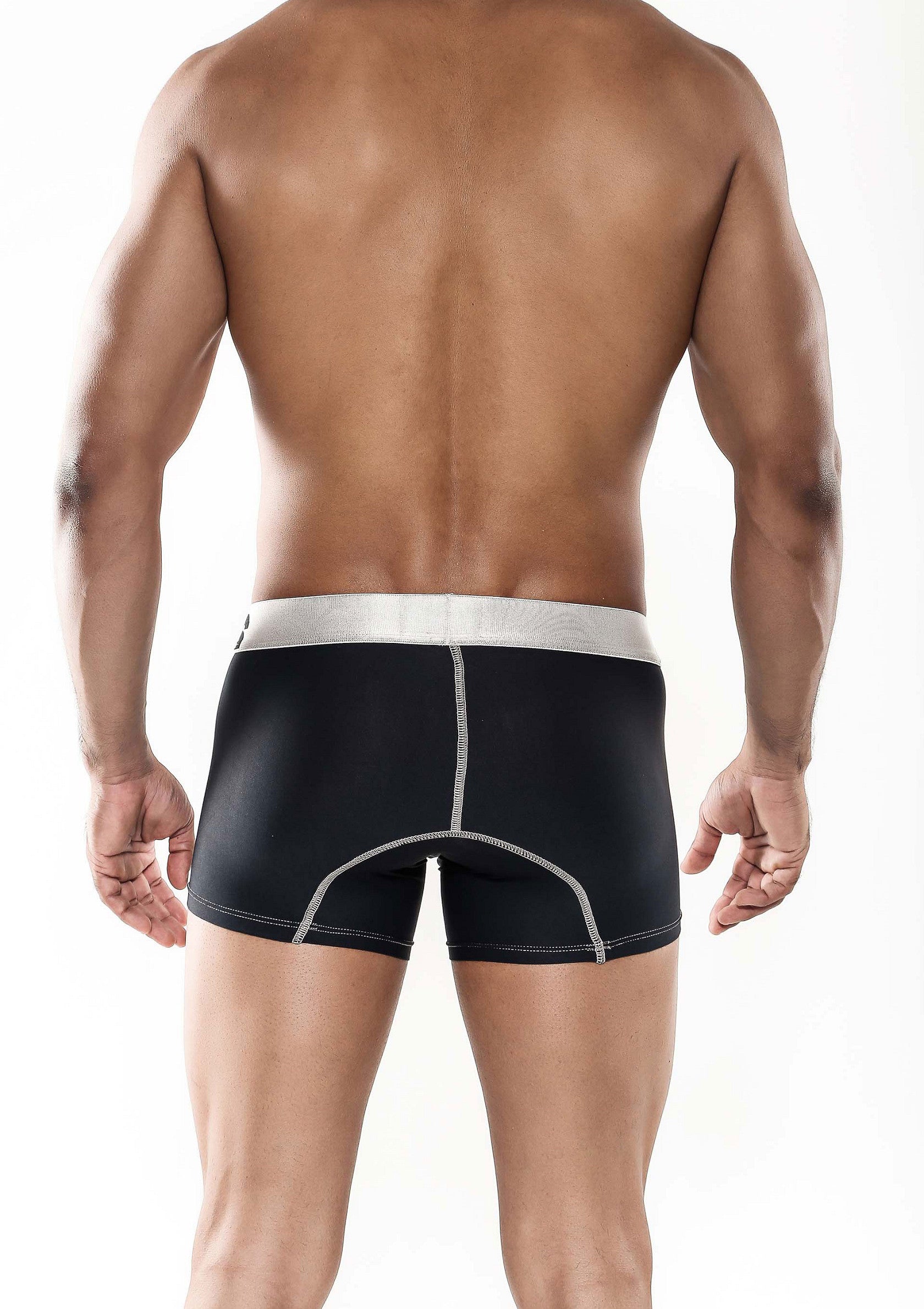 Boxer pour homme noir et athlétique. Confort et maintien garantis. Découvrez notre collection de sous-vêtements masculins.; Zwarte, sportieve boxershort voor heren. Gegarandeerd comfort en ondersteuning. Bekijk onze collectie herenondergoed.; Black, athletic men's boxer briefs. Comfort and support guaranteed. Shop our collection of men's underwear.