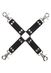 Harnais noir en cuir avec des attaches métalliques pour un look audacieux et sophistiqué.; Zwart leren harnas met metalen clips voor een gedurfde en verfijnde look.; Black leather harness with metal clasps for a bold and sophisticated look.