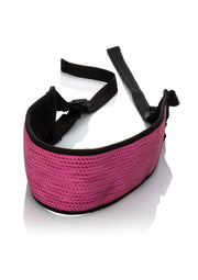 Ceinture rose réglable avec des sangles noires pour porter quelque chose.; Roze verstelbare riem met zwarte banden om iets te dragen.; Adjustable pink belt with black straps for carrying something.