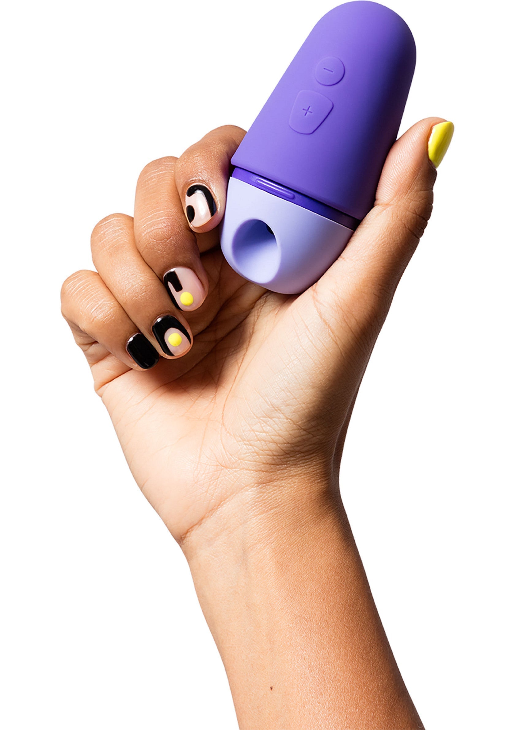 Masseur clitoridien violet élégant tenu par une main avec un nail art tendance.; Stijlvolle paarse clitorismassager in de hand met trendy nail art.; Stylish purple clitoral massager held in hand with trendy nail art.