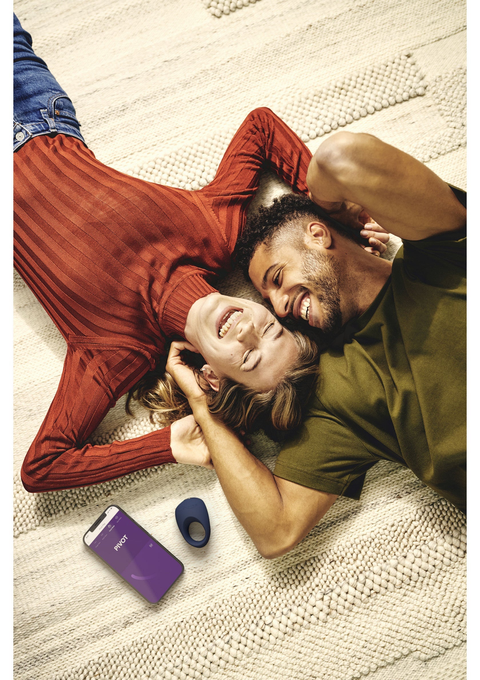 Couple heureux avec vibromasseur et anneau pénien. Ajoutez du plaisir à votre vie sexuelle! ; Gelukkig stel met vibrator en penisring. Voeg plezier toe aan je seksleven!; Happy couple with vibrator and penis ring. Add fun to your sex life!