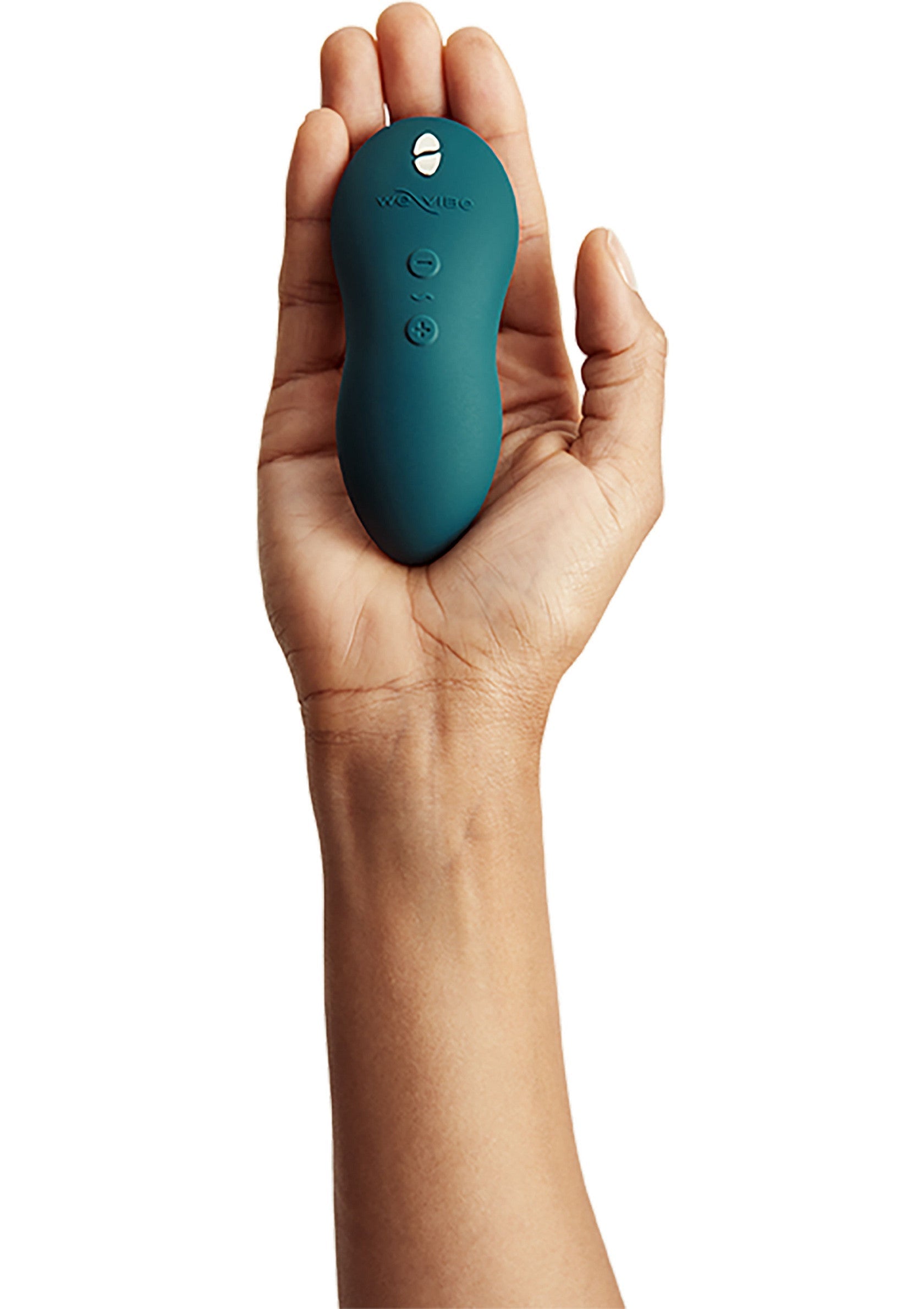 Télécommande We-Vibe turquoise dans une main. Accessoires et sextoys pour adultes.; Turkooizen We-Vibe afstandsbediening in een hand. Accessoires en seksspeeltjes voor volwassenen.; Teal We-Vibe remote control in a hand. Accessories and adult sex toys.