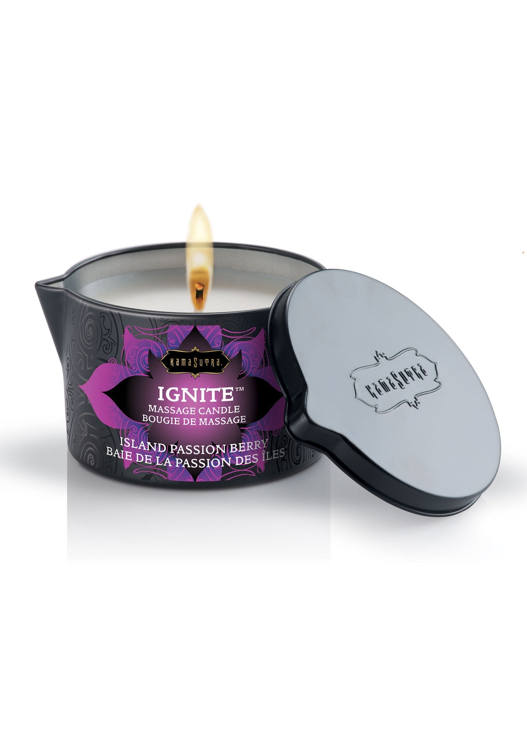 Bougie de massage Island Passion Berry. Une bougie parfumée pour un massage relaxant et sensuel.; Island Passion Berry massagekaars. Een geurkaars voor een ontspannende en sensuele massage.; Island Passion Berry massage candle. Scented candle for a relaxing, sensual massage.
