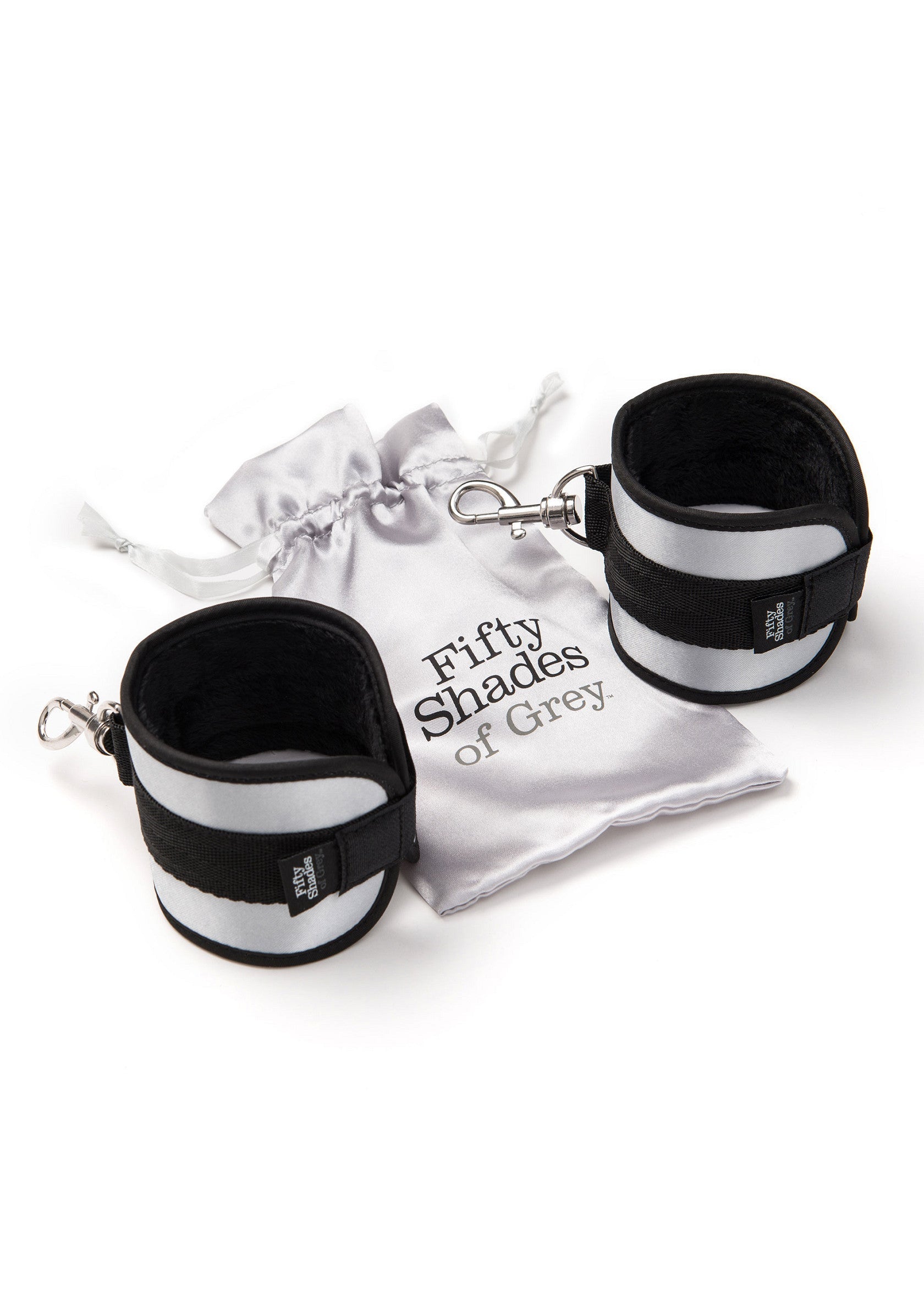 Menottes de cheville Fifty Shades of Grey. Accessoire érotique pour jeux coquins, avec sac de rangement.; Fifty Shades of Grey enkelboeien. Erotisch accessoire voor ondeugende spelletjes, met opbergtas.; Fifty Shades of Grey ankle restraints. Erotic accessory for kinky games, with storage bag.