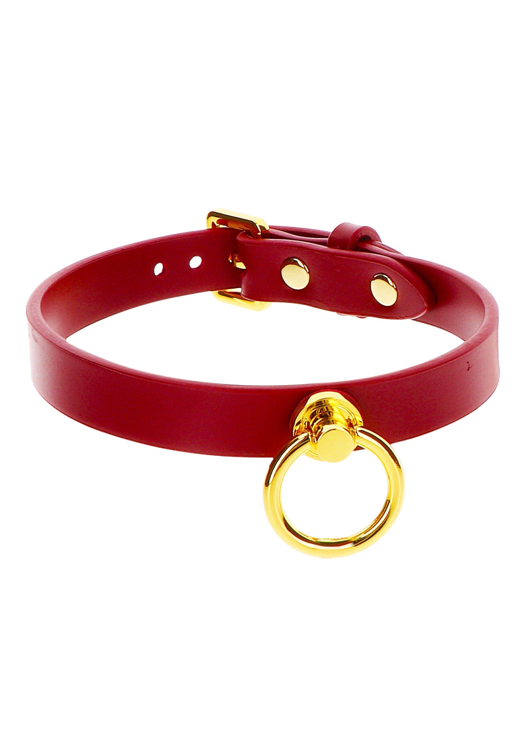 Collier rouge avec anneau doré. Accessoire de mode original et audacieux. Disponible maintenant.; Rode choker met gouden ring. Een origineel en gewaagd modeaccessoire. Nu beschikbaar.; Red choker with a gold ring. An original and bold fashion accessory. Available now.