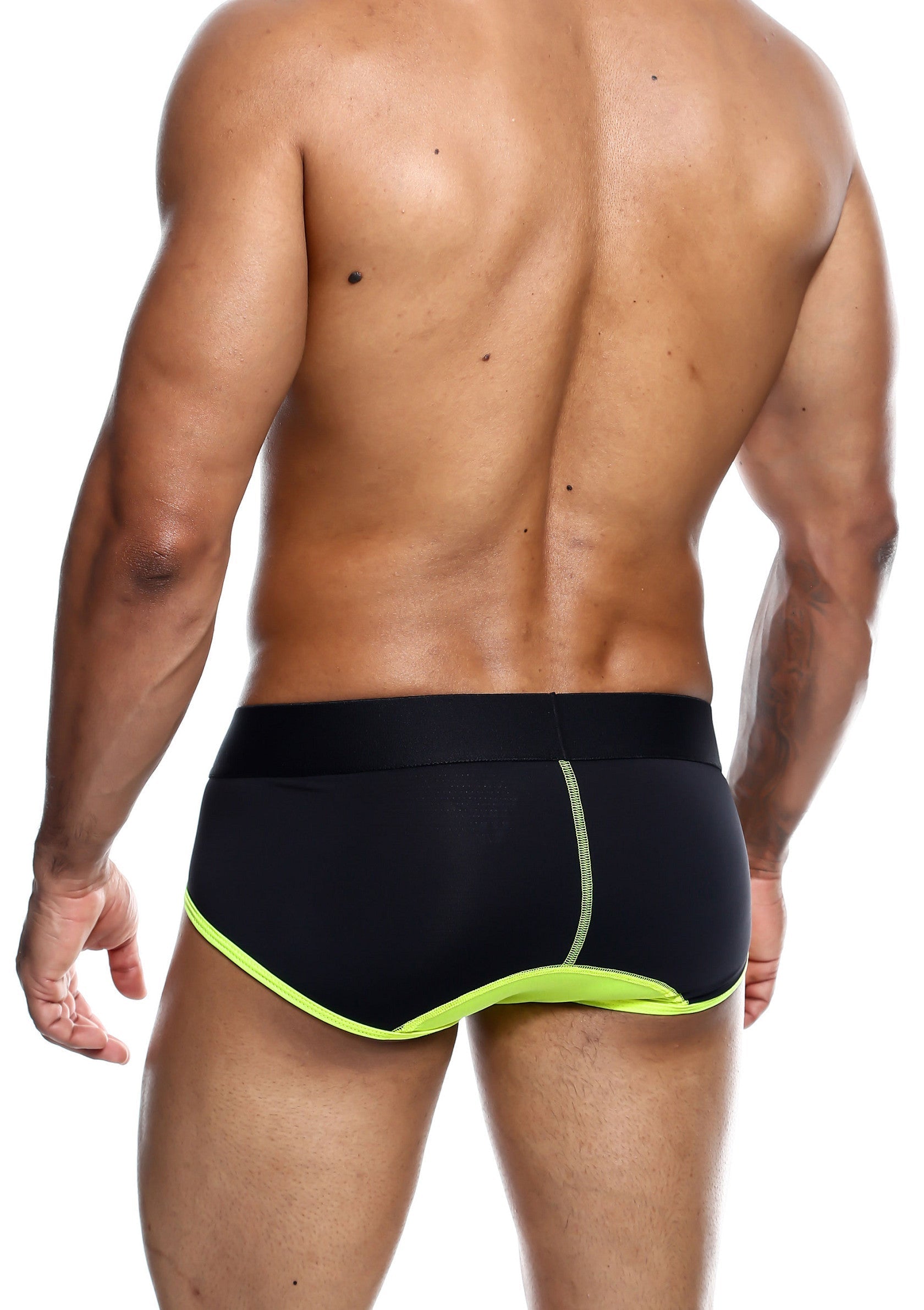 Slip de bain homme noir et vert citron, coupe athlétique pour une silhouette musclée.; Zwarte heren zwemslip met limegroene accenten. Atletische snit voor een gespierd silhouet.; Black men's swim briefs with lime green accents, athletic cut for a muscular silhouette.