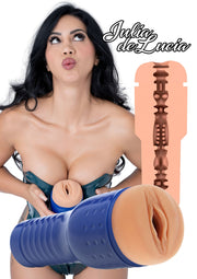 Fleshlight Julia de Lucia pour hommes. Masturbateur réaliste pour une expérience unique. Plaisir garanti!; Fleshlight Julia de Lucia voor mannen. Realistische masturbator voor een unieke ervaring. Plezier gegarandeerd!; Julia de Lucia Fleshlight for men. Realistic masturbator for a unique experience. Pleasure guaranteed!