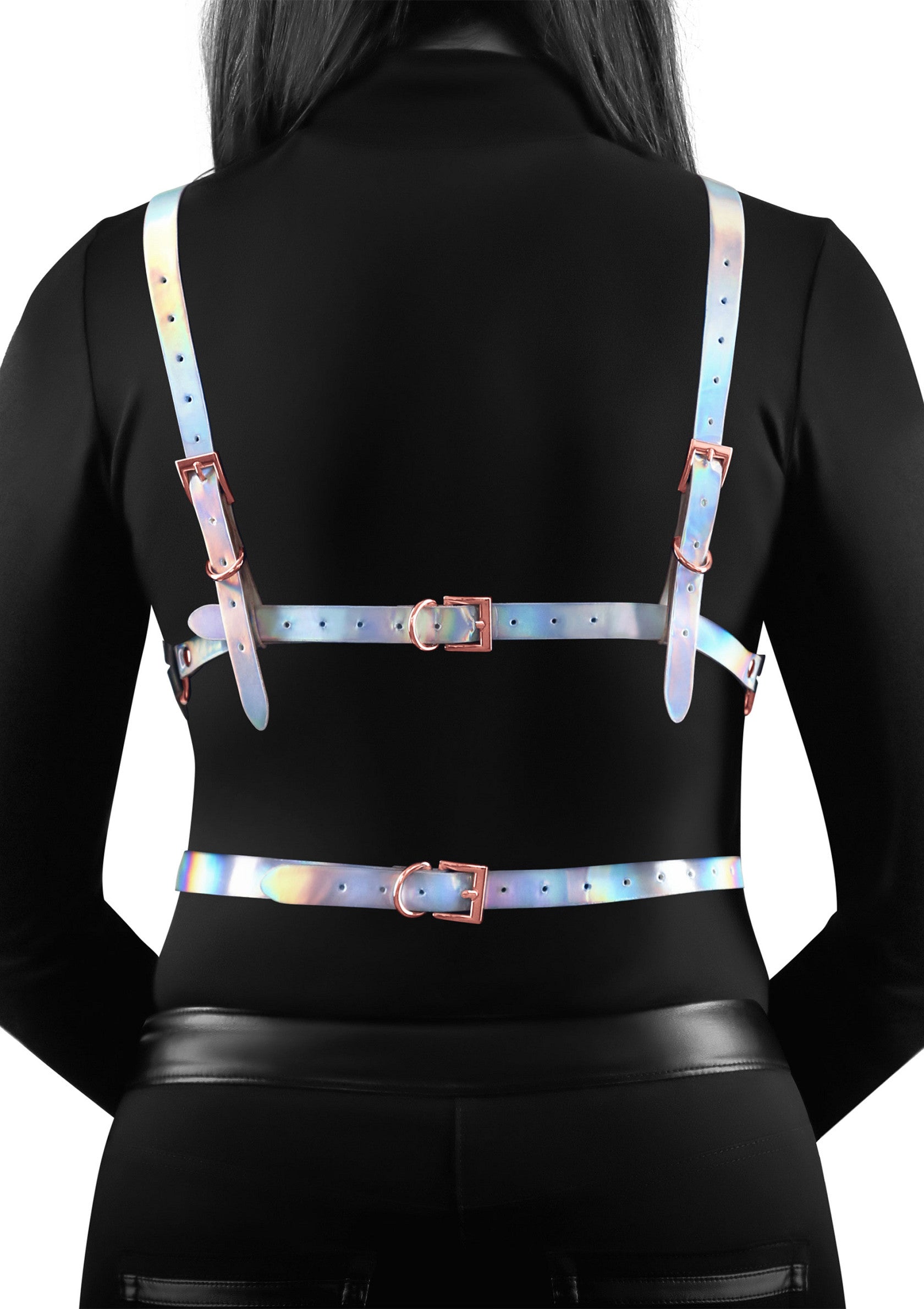 Harnais holographique réglable avec boucles métalliques pour une touche tendance et audacieuse.; Verstelbaar holografisch harnas met metalen gespen voor een trendy en gedurfde look.; Adjustable holographic harness with metal buckles for a trendy, edgy look.