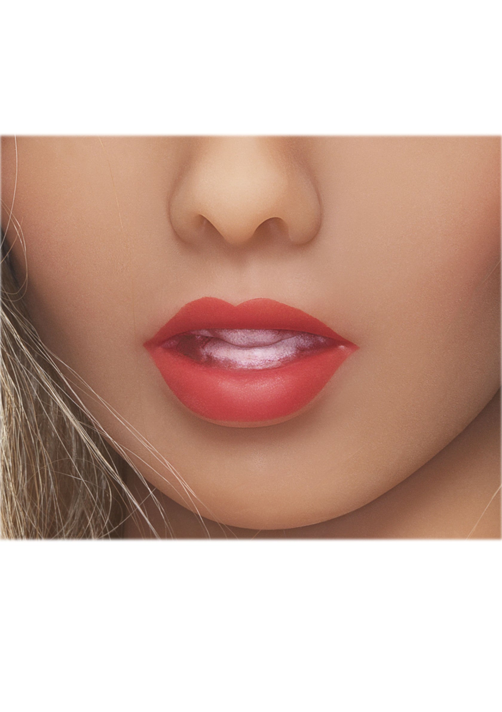 Visage de poupée réaliste avec des lèvres rouges brillantes.; Realistisch poppengezicht met glanzende rode lippen.; Realistic doll face with glossy red lips.