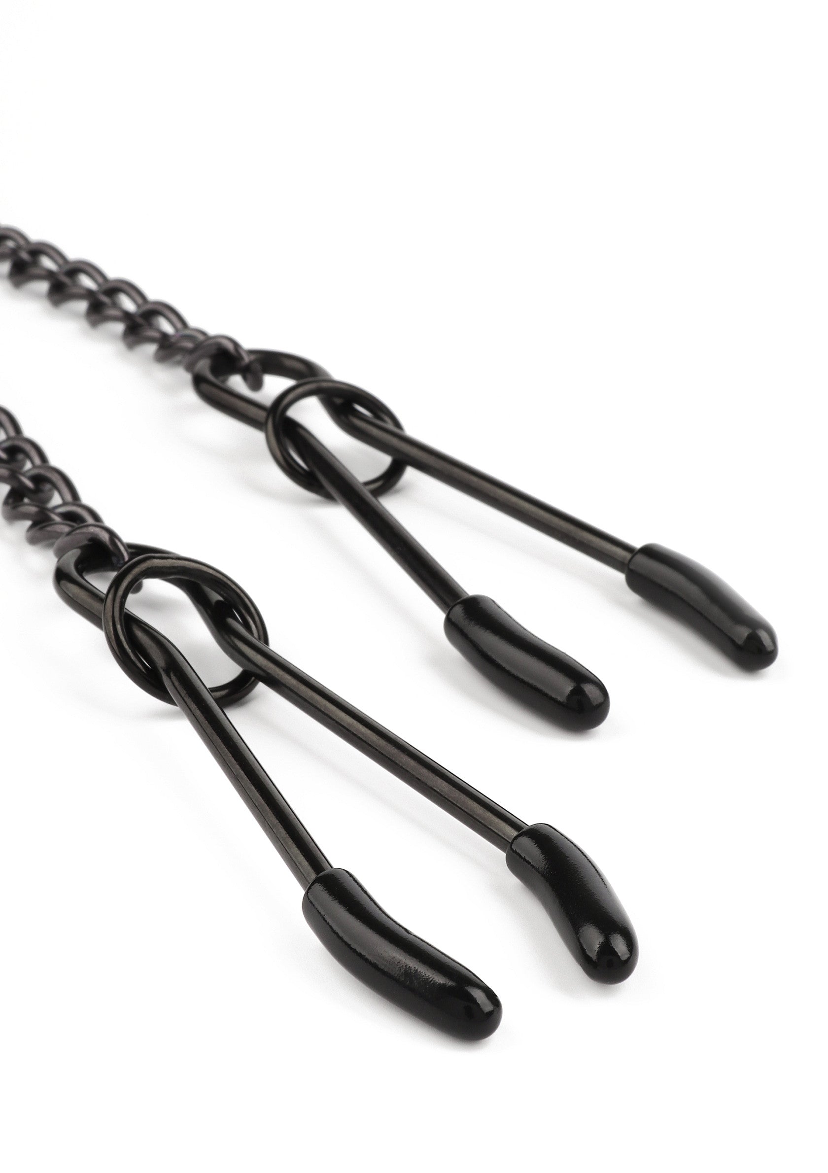 Pinces à tétons noires avec chaîne, pour un plaisir intense et une expérience sensuelle.; Zwarte tepelklemmen met ketting, voor intense opwinding en sensuele ervaringen.; Black nipple clamps with chain, for intense arousal and sensual experiences.