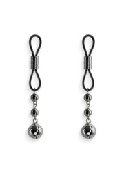 Pinces à tétons noires avec breloques clochettes pour plus de plaisir.; Zwarte tepelklemmen met belletjes voor extra plezier.; Black nipple clamps with dangling bell charms for added fun.
