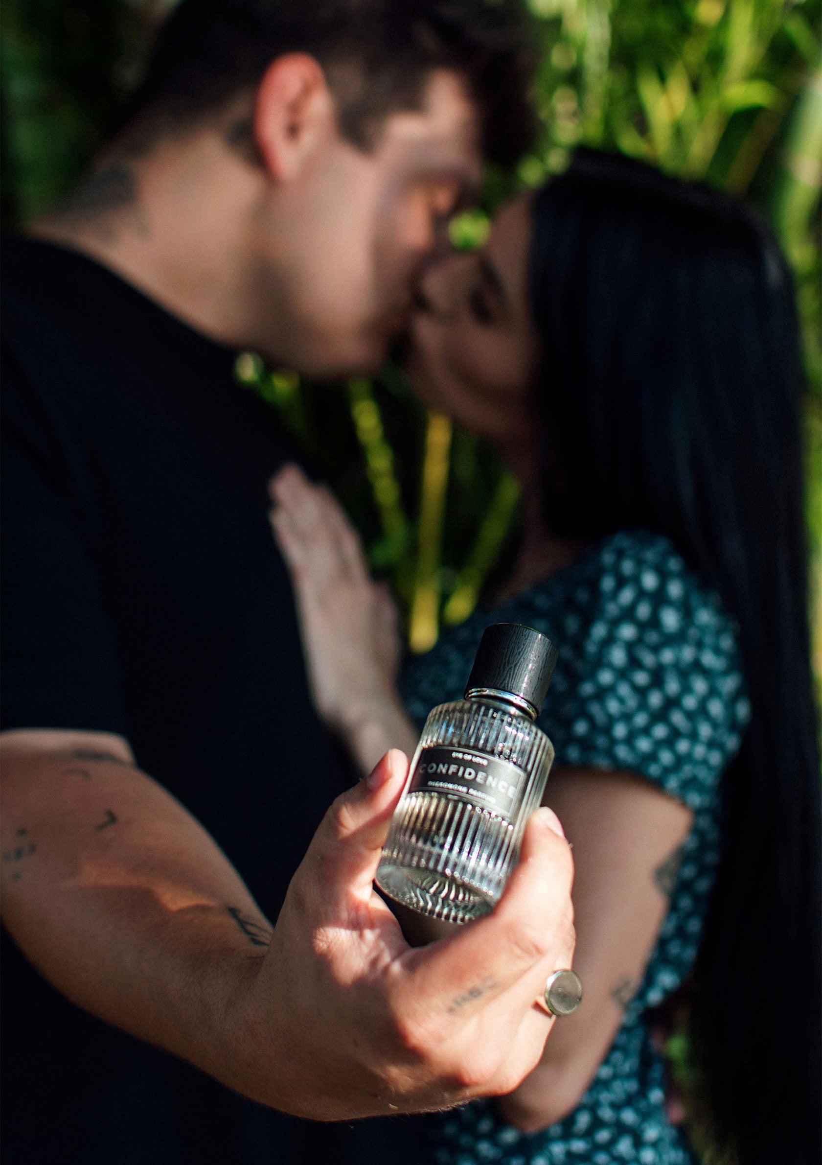Parfum Confidence : Le parfum de l'amour et de la confiance en soi. Découvrez notre nouvelle fragrance captivante pour hommes et femmes.; Confidence parfum: de geur van liefde en zelfvertrouwen. Ontdek onze nieuwe, boeiende geur voor mannen en vrouwen.; Confidence perfume: the scent of love and self-assurance. Discover our captivating new fragrance for men and women.