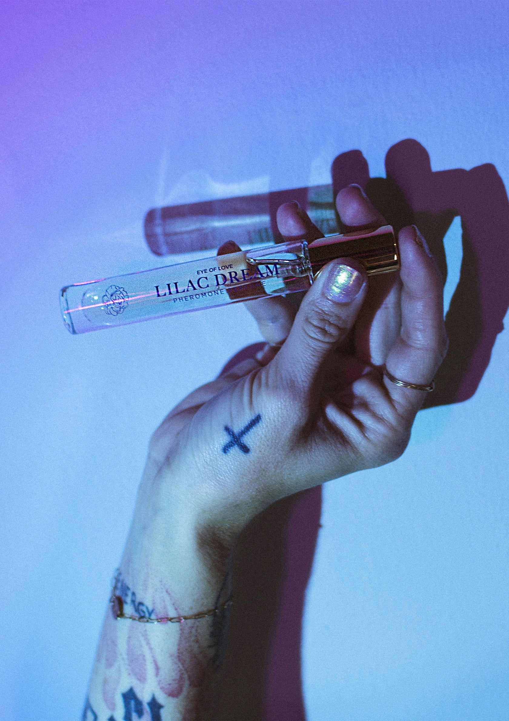 Parfum Lilac Dream Eye Of Love : Phéromones pour une séduction naturelle et un charme irrésistible. Découvrez la magie florale !; Lilac Dream Eye Of Love Parfum: Feromonen voor natuurlijke verleiding en onweerstaanbare charme. Ontdek de bloemige magie!; Lilac Dream Eye Of Love Perfume: Pheromones for natural seduction and irresistible charm. Discover the floral magic!