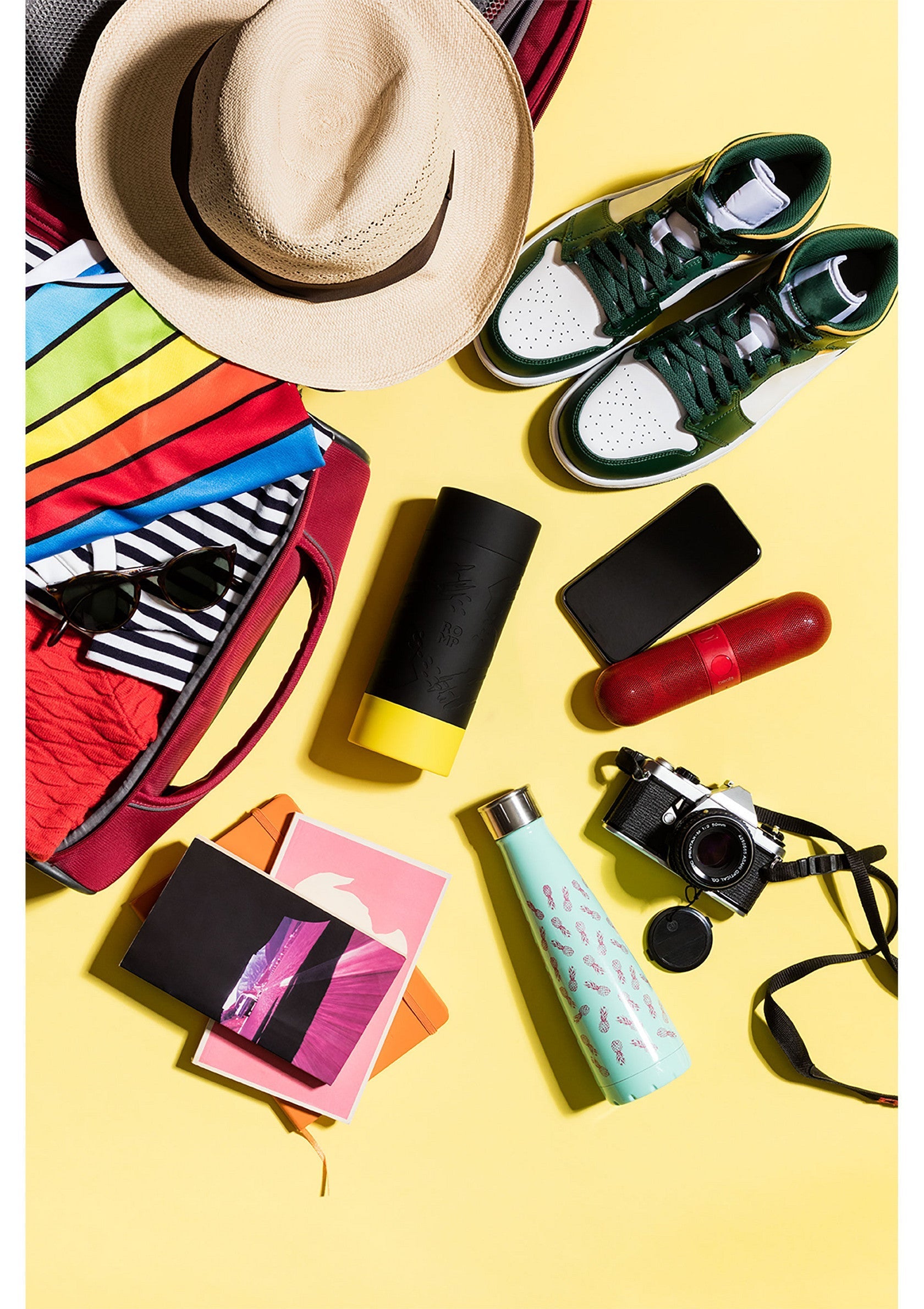 Essentials de voyage : chapeau, baskets, appareil photo, bouteille d'eau et plus. Préparez-vous pour l'aventure !; Reisbenodigdheden: hoed, sneakers, camera, waterfles en meer. Maak je klaar voor avontuur!; Travel essentials: hat, sneakers, camera, water bottle & more. Get ready for adventure!