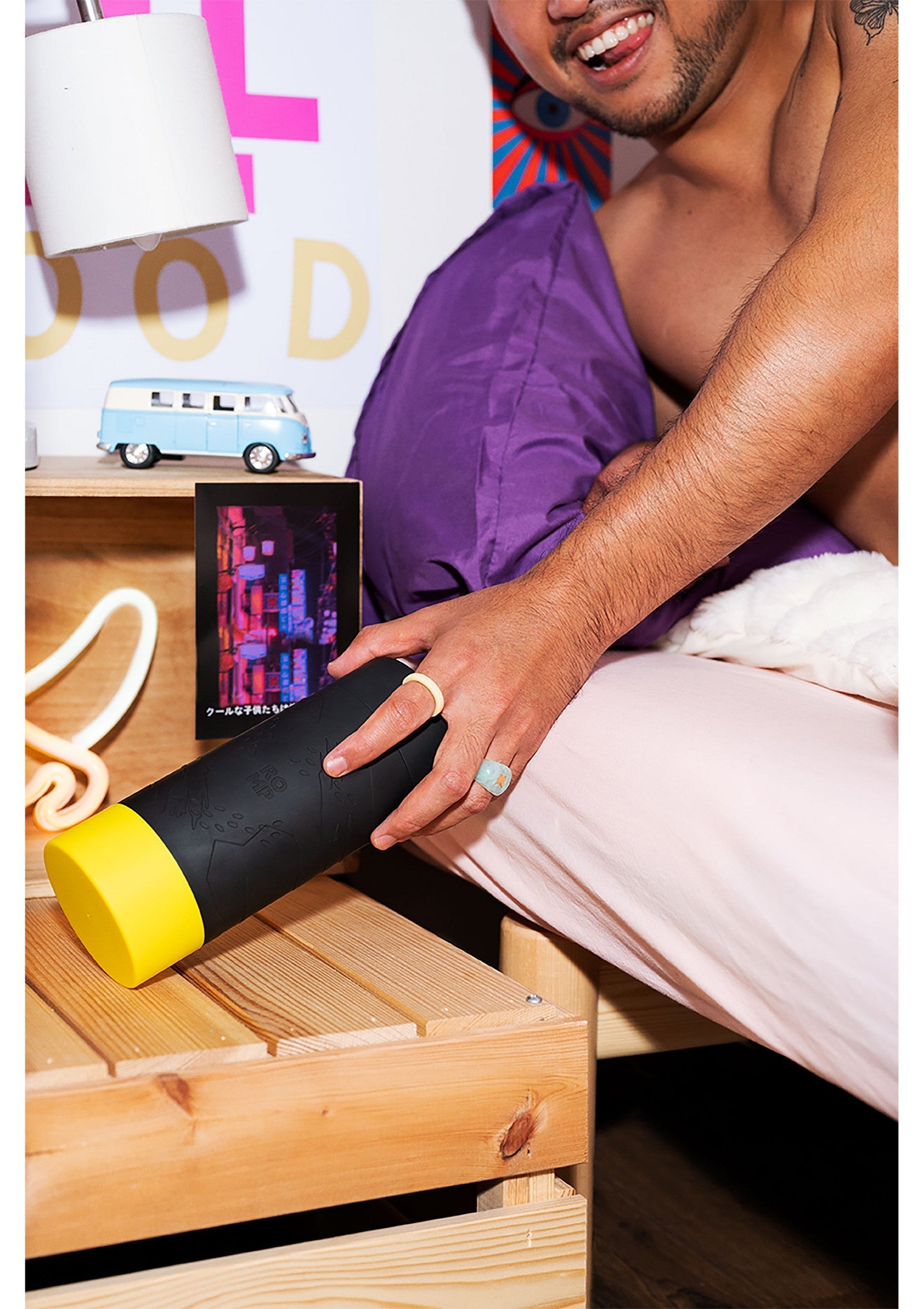 Bouteille isotherme noire et jaune, élégante et pratique pour toutes vos boissons. Style moderne et parfait pour un usage quotidien.; Stijlvolle zwarte en gele thermosfles voor al je drankjes. Modern design, perfect voor dagelijks gebruik. Houdt je drank koud of warm.; Sleek black and yellow thermos bottle for all your beverages. Modern design, perfect for everyday use. Keeps drinks cold or hot.