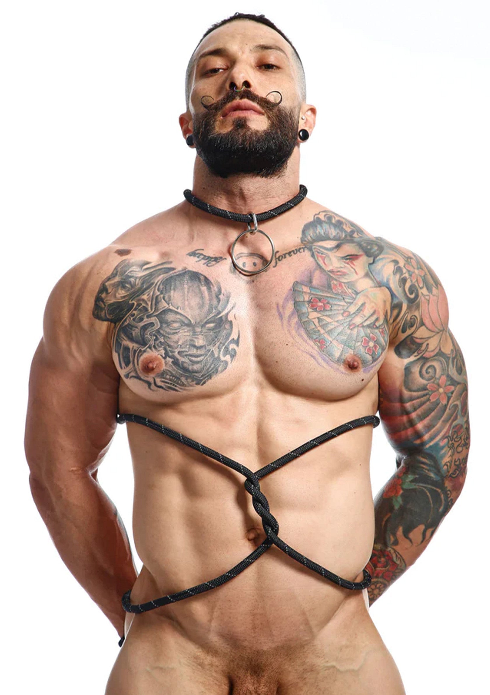 Harnais de corps noir pour homme, accessoire érotique pour pimenter vos nuits. Sexy et audacieux.; Zwart lichaamsharnas voor mannen, erotisch accessoire om je nachten op te fleuren. Sexy en gedurfd.; Black body harness for men, erotic accessory to spice up your nights. Sexy and daring.