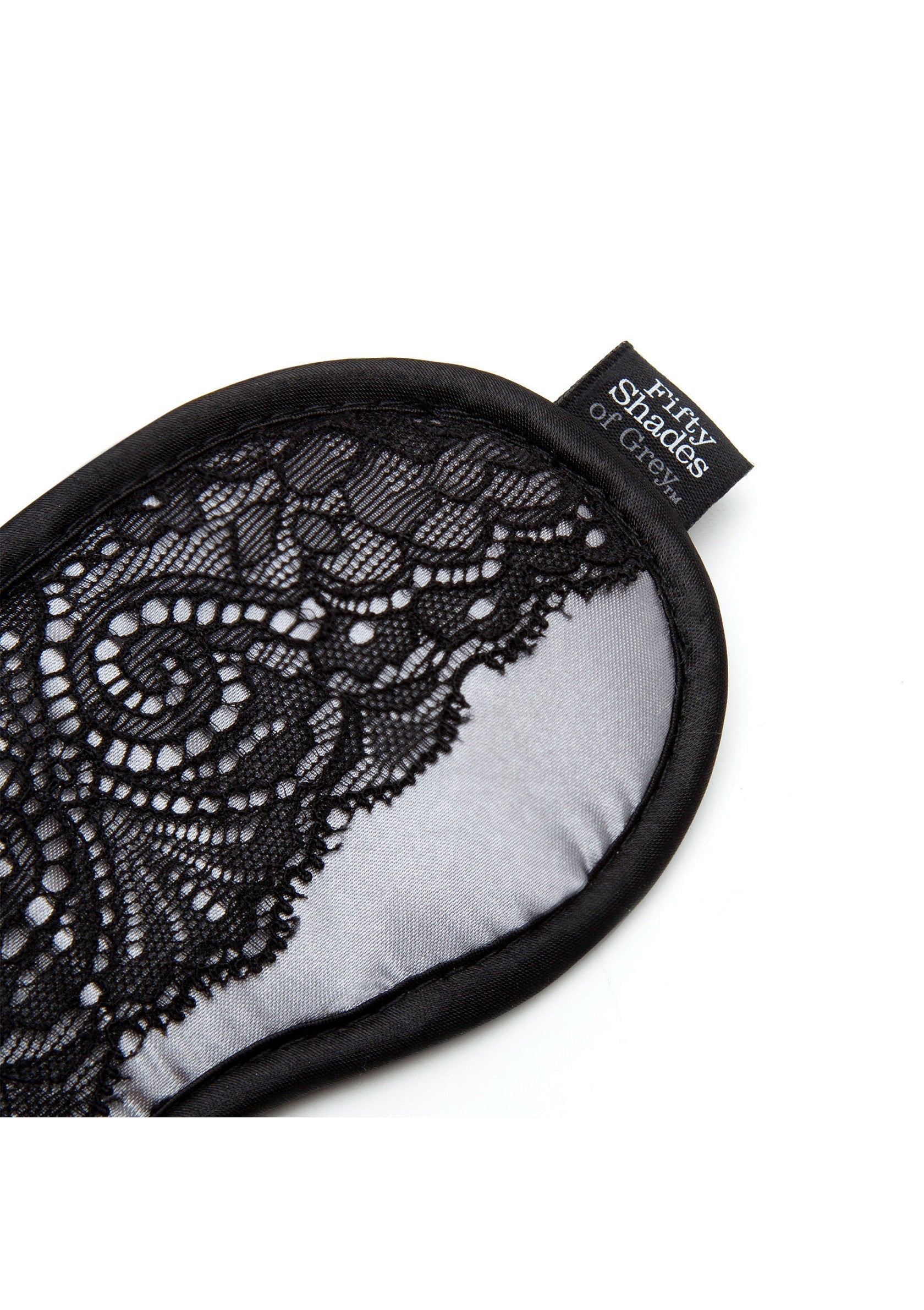 Masque de sommeil en dentelle noire Fifty Shades of Grey pour une nuit de sommeil luxueuse.; Fifty Shades of Grey zwart kanten slaapmasker voor een luxe nachtrust.; Fifty Shades of Grey black lace sleep mask for a luxurious night's sleep.