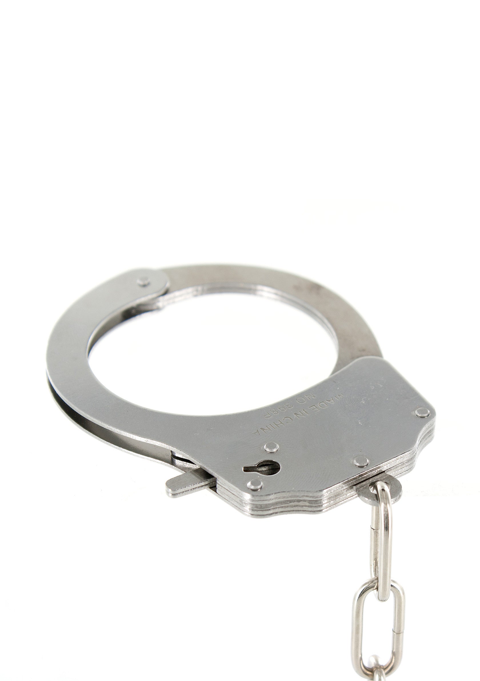 Menottes en métal brillantes, idéales pour jeux de rôle ou déguisements. Accessoire robuste et réaliste.; Glanzende metalen handboeien, ideaal voor rollenspellen of verkleedpartijen. Stevig en realistisch accessoire.; Shiny metal handcuffs, ideal for role-playing or dressing up. Sturdy and realistic accessory.