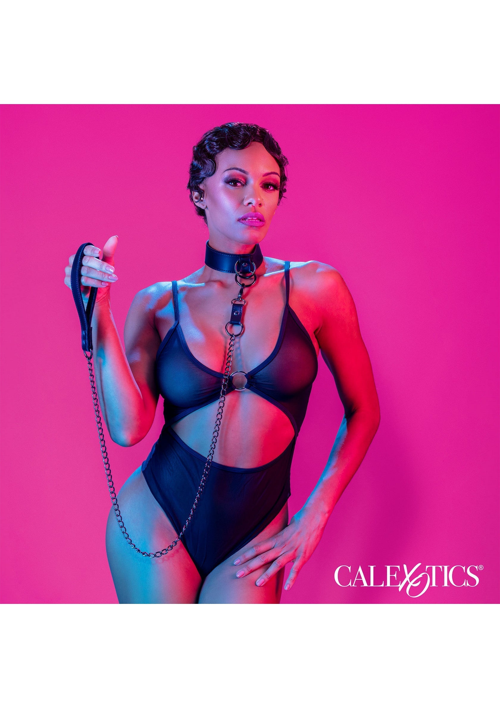Collier de soumission avec chaîne et harnais pour une expérience de domination sensuelle et élégante.; Onderdanigheid choker met ketting en harnas voor een sensuele en elegante dominantie-ervaring.; Submission choker with chain and harness for a sensual and elegant dominance experience.