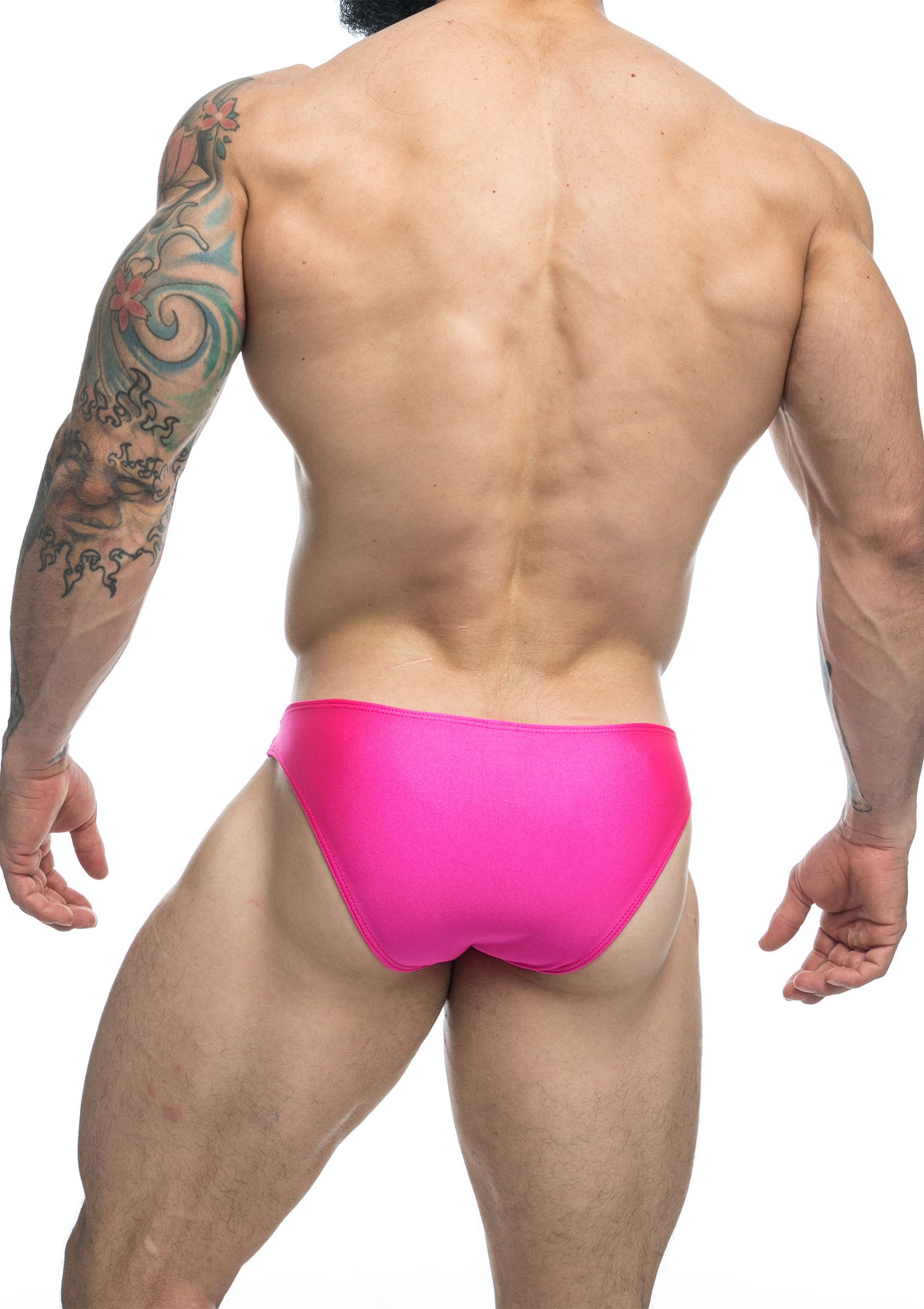 Slip de bain rose pour homme. Dos musclé et tatouage visible. Idéal pour la natation et la plage.; Roze zwemslip voor mannen. Gespierde rug en tatoeage zichtbaar. Ideaal voor zwemmen en strand.; Pink swim briefs for men. Muscular back and tattoo visible. Ideal for swimming and the beach.