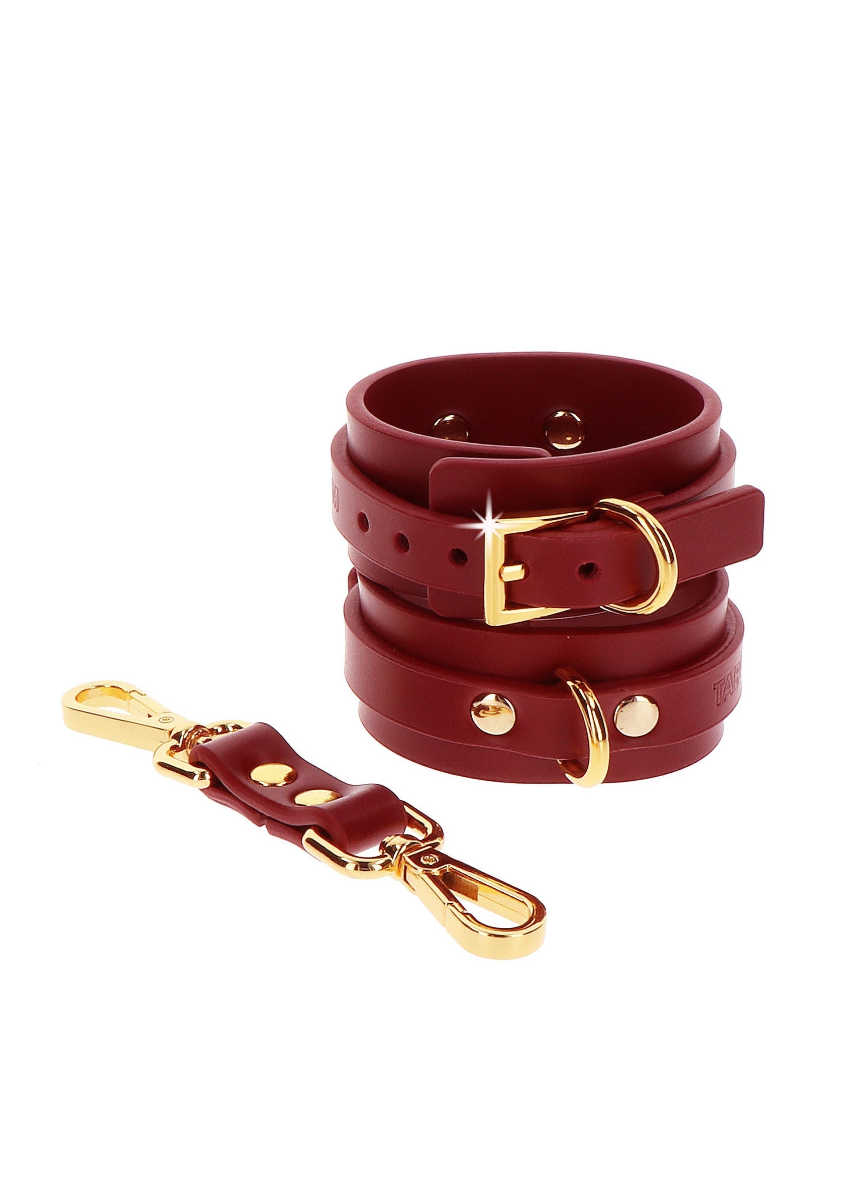 Ensemble de manchettes et liens en cuir bordeaux avec boucles dorées, parfait pour ajouter une touche audacieuse à votre style.; Bordeaux lederen manchetten en koppel set met gouden gespen, perfect om een gedurfde touch aan je stijl toe te voegen.; Burgundy leather cuff and link set with gold buckles, perfect for adding a bold touch to your style.