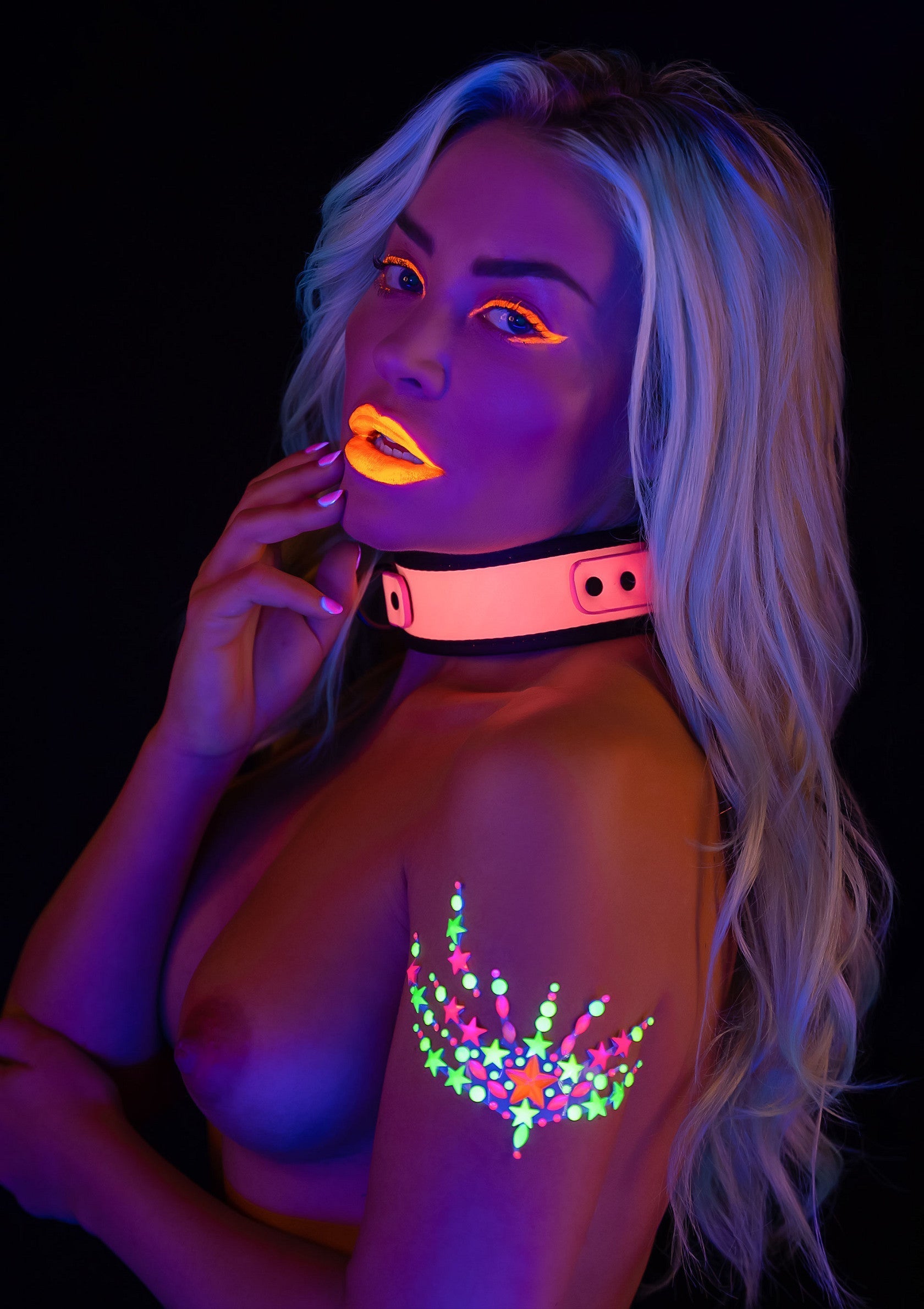 Femme aux lèvres, aux yeux et au décolleté néon, portant un collier néon.; Vrouw met neon lippen, ogen en decolleté, met een neon halsband.; Woman with neon lips, eyes, and chest tattoo, wearing a neon collar.