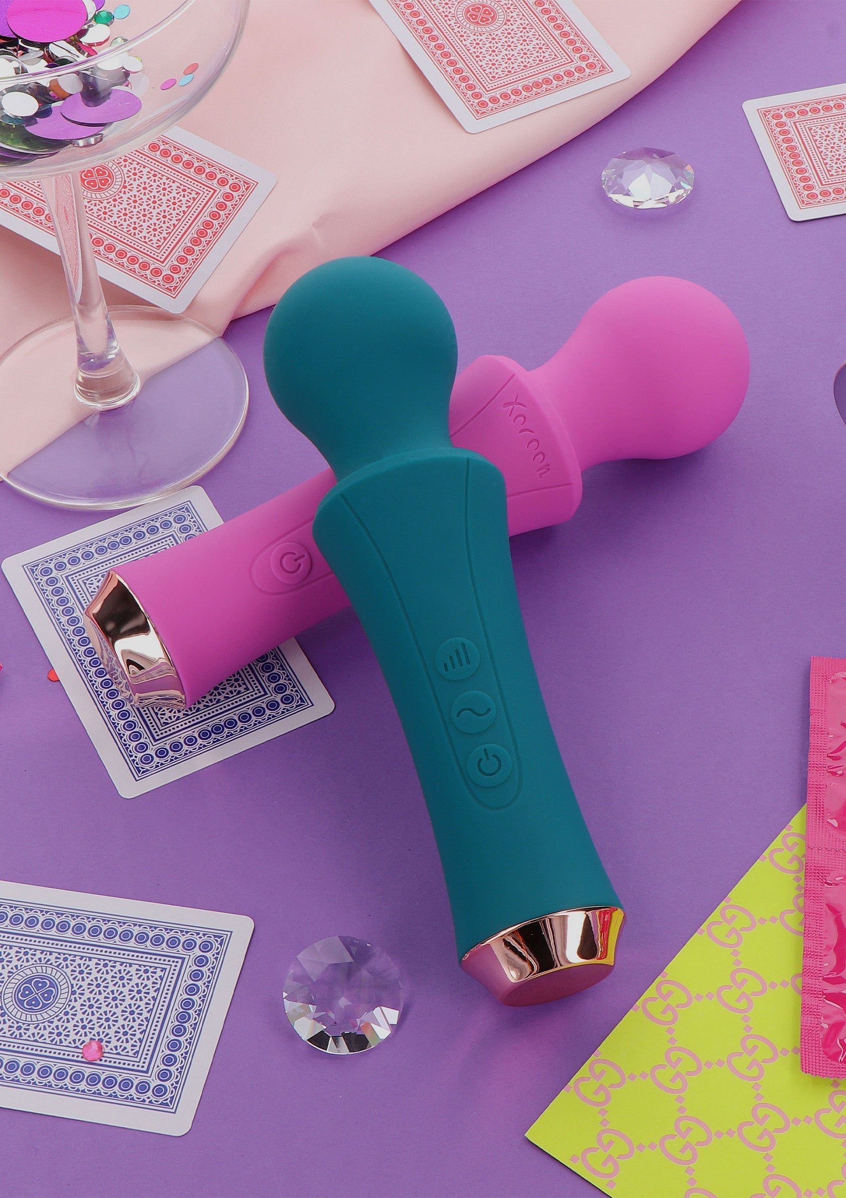 Vibromasseurs de luxe rose et turquoise pour une expérience intime inoubliable.; Luxe roze en turquoise vibrators voor een onvergetelijke intieme ervaring.; Luxury pink and turquoise vibrators for an unforgettable intimate experience.