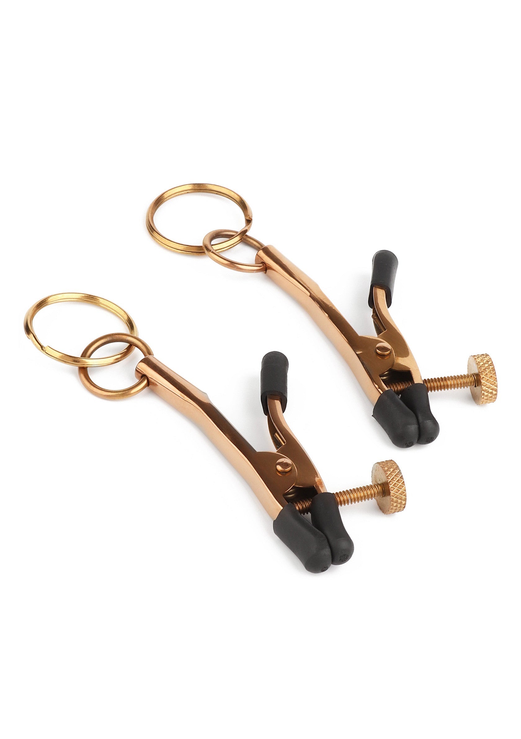 Pinces à tétons dorées avec anneaux, pour des sensations intenses et un jeu coquin garanti.; Gouden tepelklemmen met ringen, voor intense sensaties en gewaarborgd stout spel.; Gold nipple clamps with rings, for intense sensations and guaranteed naughty play.