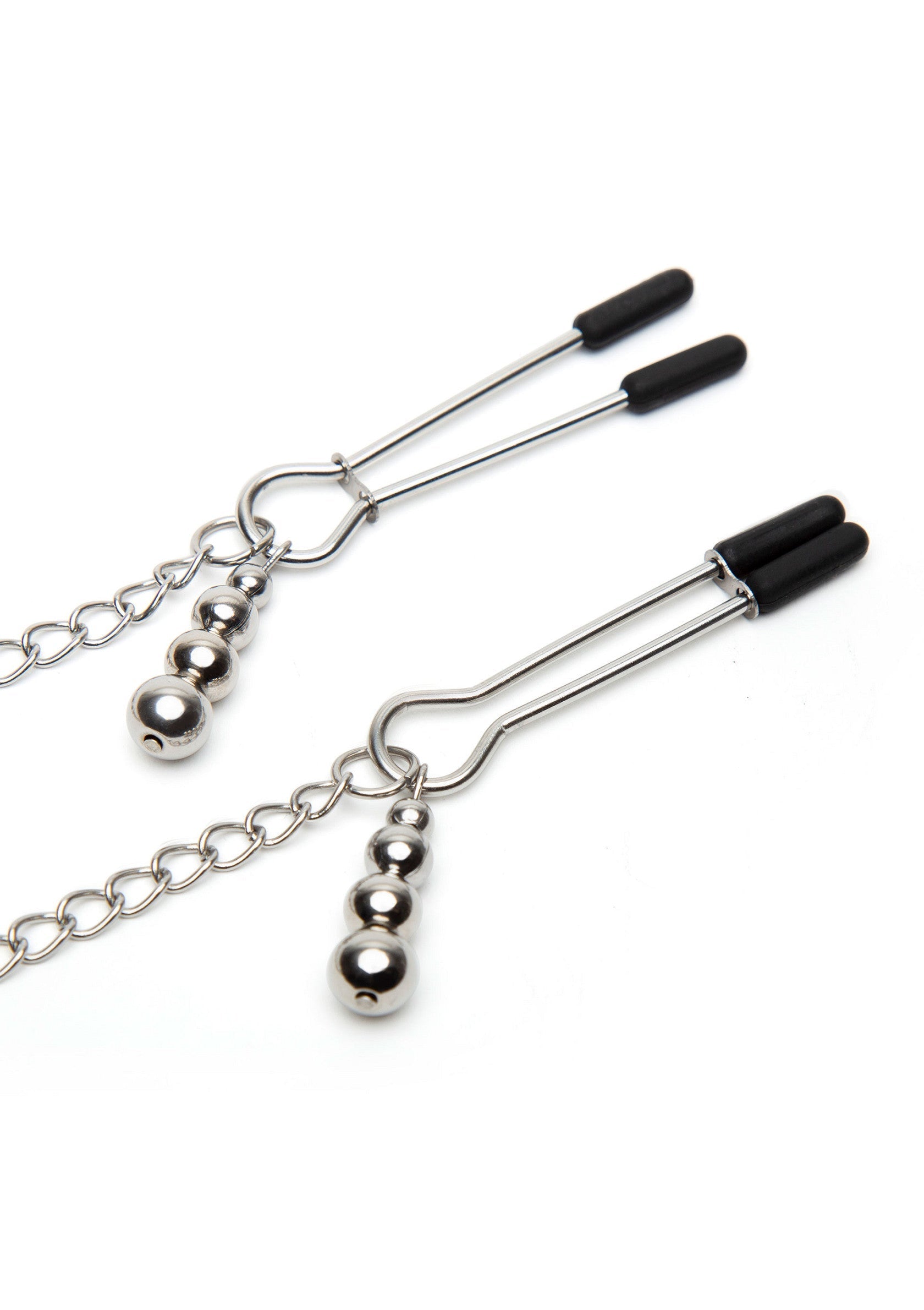 Pinces à tétons argentées avec chaînes et perles pour le plaisir et la stimulation.; Zilveren tepelklemmen met kettingen en kralen voor genot en stimulatie.; Silver nipple clamps with chains and beads for pleasure and stimulation.