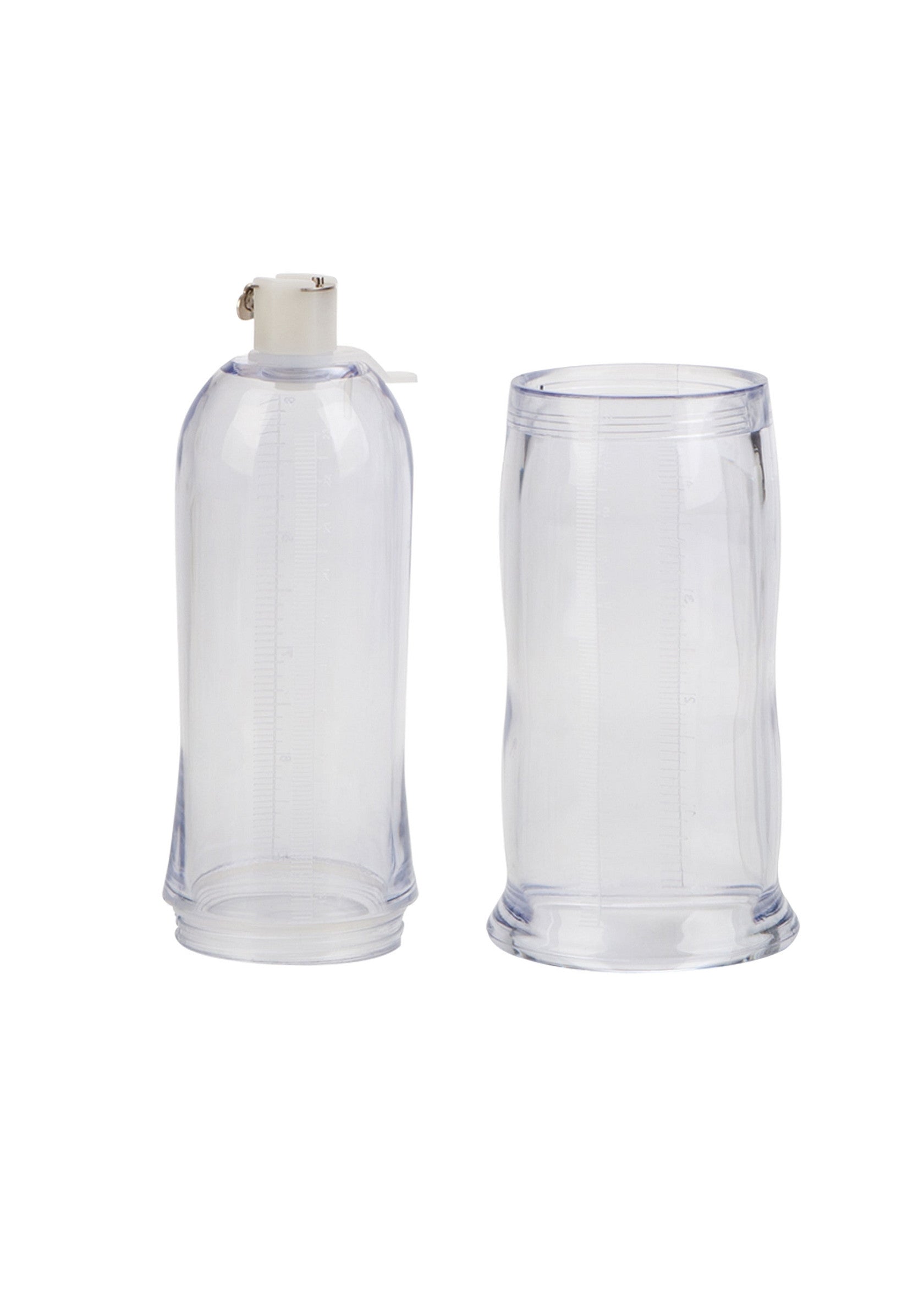 Ensemble de deux récipients transparents en plastique. Accessoires de pompage.; Set van twee transparante plastic containers. Pompaccessoires.; Set of two transparent plastic containers. Pumping accessories.
