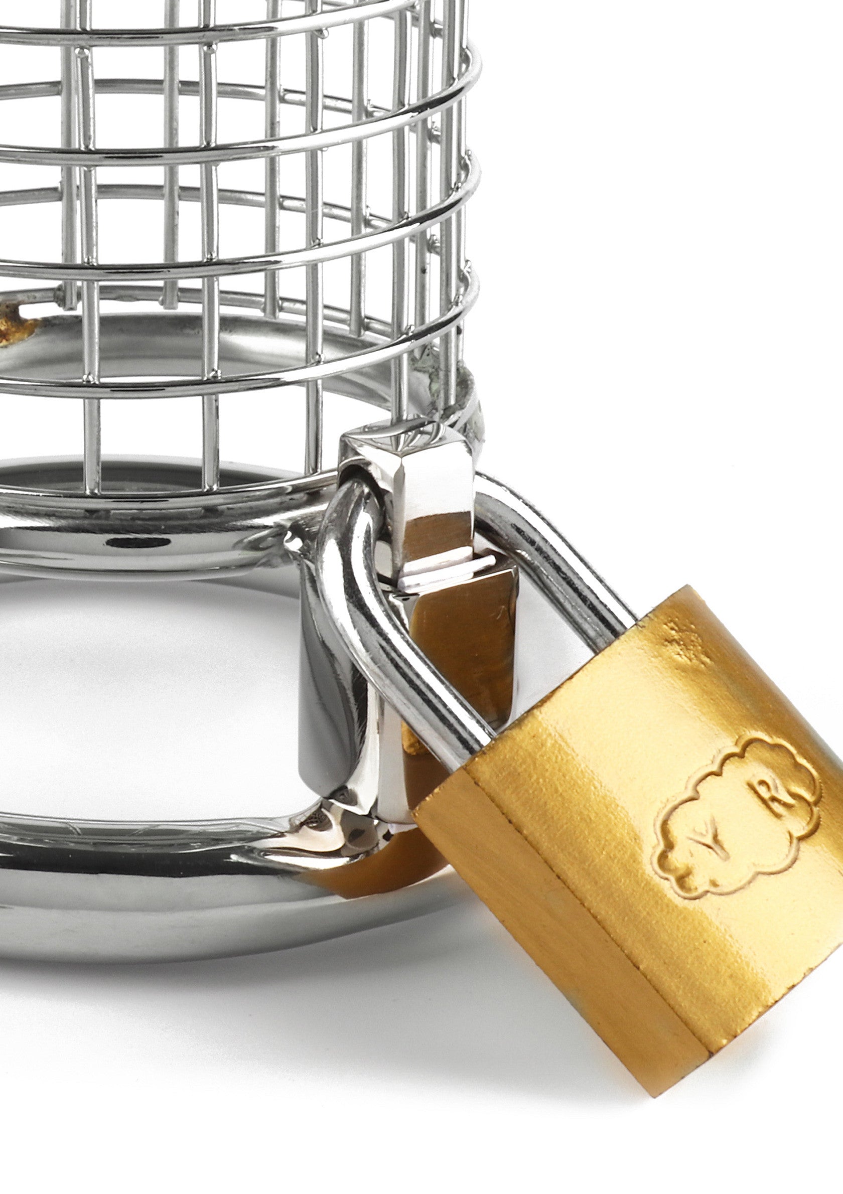 Ceinture de chasteté en métal avec cadenas doré pour un contrôle et un plaisir ultime.; Metalen kuisheidsgordel met gouden slot voor ultieme controle en plezier.; Metal chastity cage with golden lock for ultimate control and pleasure.