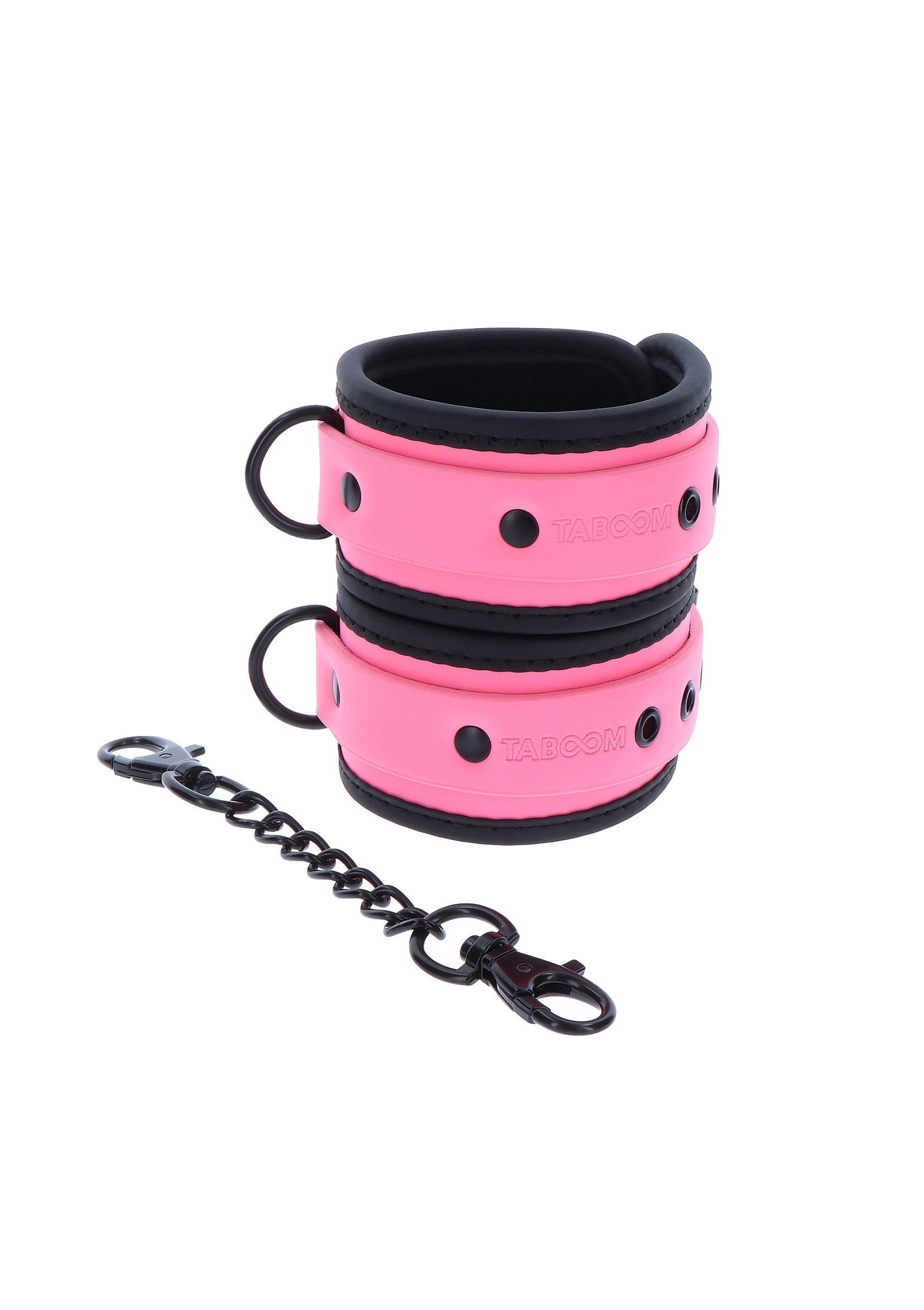 Manchettes roses avec chaîne noire pour un style unique et audacieux.; Roze manchetten met zwarte ketting voor een unieke en gedurfde stijl.; Pink wrist cuffs with black chain for a unique and bold style.