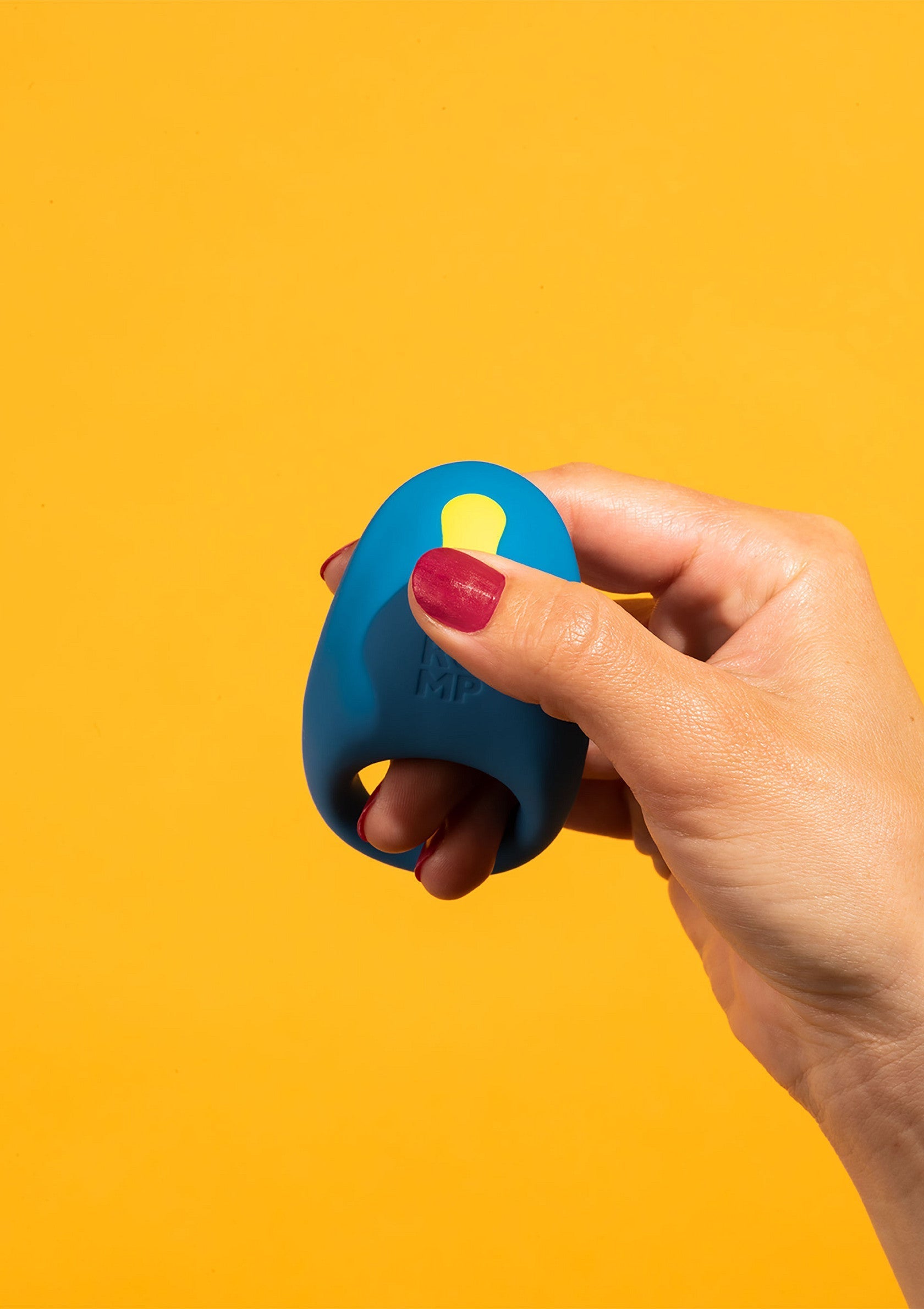 Anneau vibrant bleu et jaune pour le plaisir, tenue à la main. Découvrez une nouvelle dimension de plaisir. ; Blauwe en gele vibrerende ring voor plezier, in de hand gehouden. Ontdek een nieuwe dimensie van plezier.; Blue and yellow vibrating ring for pleasure, held in hand. Discover a new dimension of pleasure.