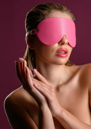 Masque pour les yeux rose pour une expérience sensuelle. Découvrez nos accessoires coquins pour adultes.; Roze oogmasker voor een sensuele ervaring. Ontdek onze ondeugende accessoires voor volwassenen.; Pink blindfold for a sensual experience. Discover our kinky accessories for adults.