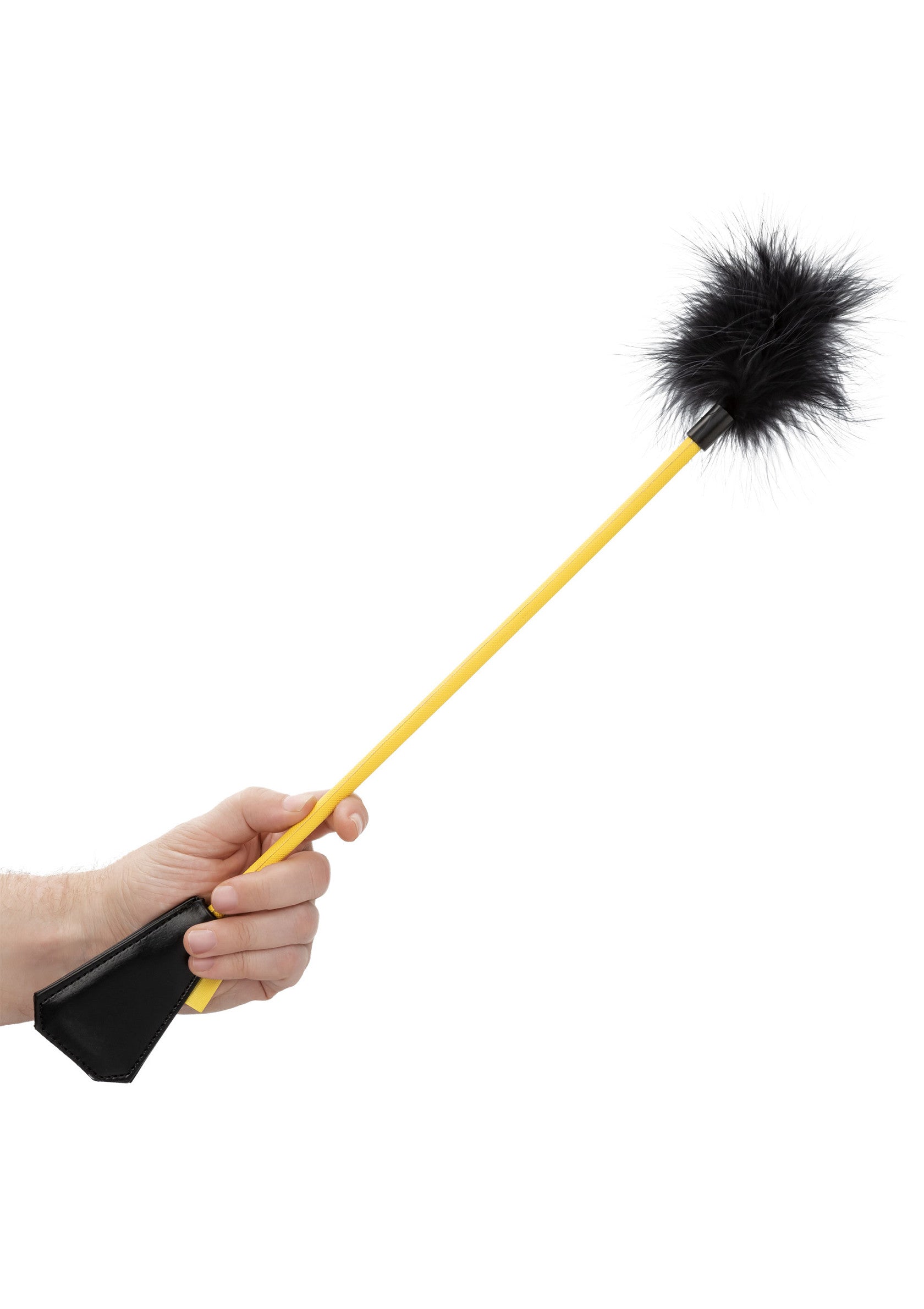 Baguette à plumes noire, manche jaune et noir. Accessoire érotique pour jeux de rôle et plaisir.; Zwarte verenpluim met gele en zwarte handgreep. Erotisch accessoire voor rollenspellen en genot.; Black feather tickler with yellow and black handle. Erotic accessory for roleplay and pleasure.