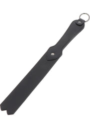 Palette de fessée en cuir noir avec anneau, accessoire BDSM pour jeux de rôle et domination.; Zwarte lederen paddle met ring, BDSM-accessoire voor rollenspel en dominantie.; Black leather paddle with ring, BDSM accessory for role play and dominance.