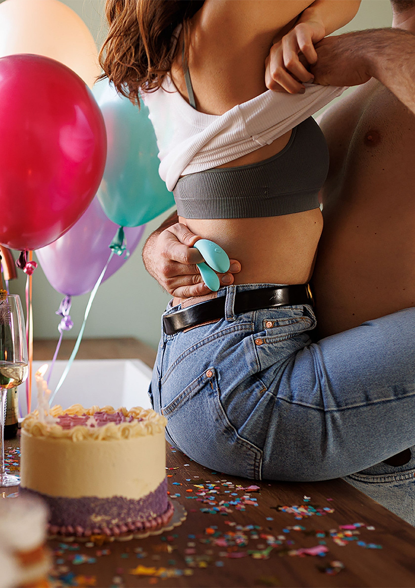 Couple célébrant avec un gâteau, ballons et un stimulateur de clitoris. Idéal pour une soirée romantique et coquine.; Koppel viert feest met taart, ballonnen en een clitorisstimulator. Perfect voor een romantische en ondeugende avond.; Couple celebrating with cake, balloons & a clitoral stimulator. Perfect for a romantic and naughty night.