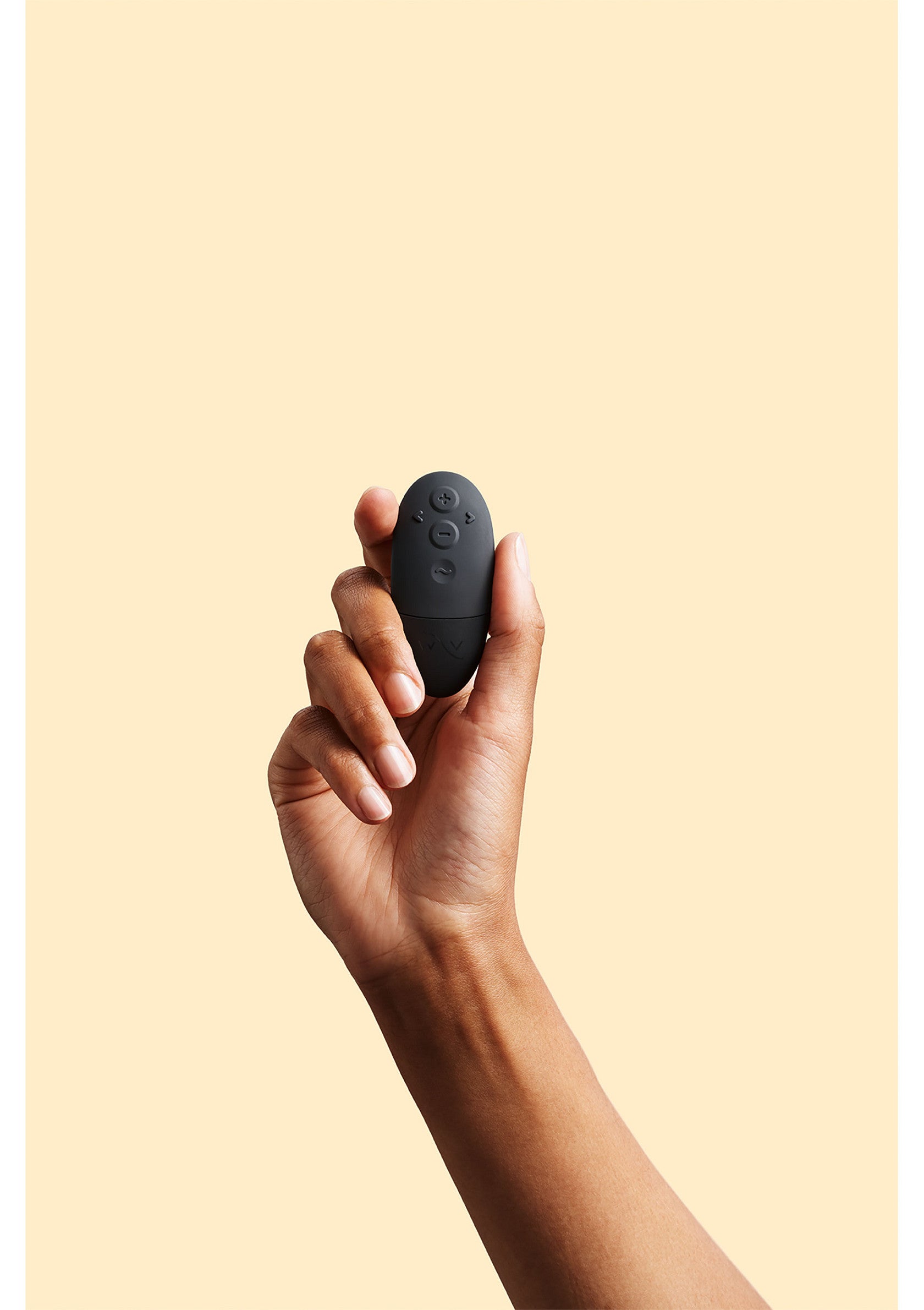 Télécommande noire élégante, parfaite pour contrôler vos appareils avec style.; Strakke zwarte afstandsbediening, perfect voor het stijlvol bedienen van uw apparaten.; Sleek black remote control, perfect for controlling your devices in style.