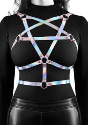 Harnais pentagramme holographique tendance. Accessoire gothique et alternatif pour un look unique et audacieux.; Trendy holografisch pentagram harnas. Gothic en alternatief accessoire voor een unieke en gedurfde look.; Trendy holographic pentagram harness. Gothic and alternative accessory for a unique and bold look.