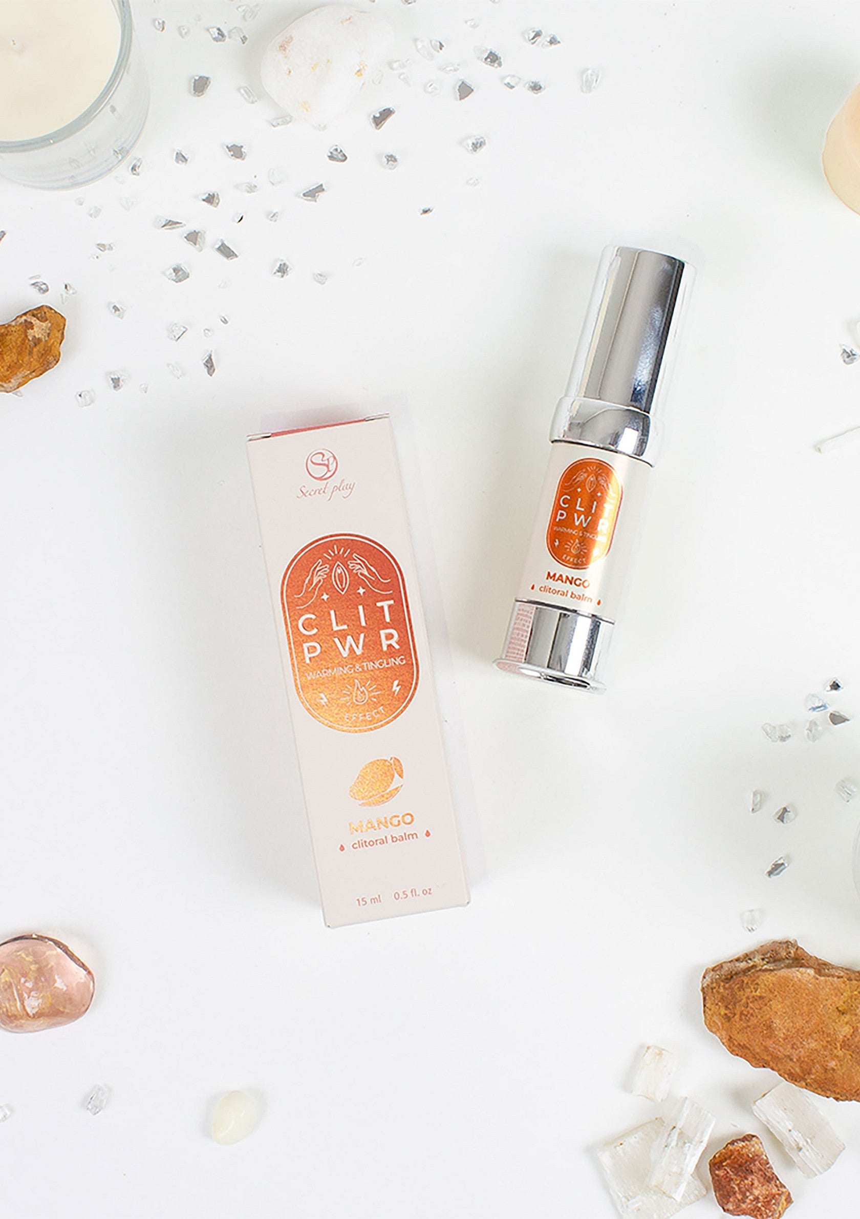 Huile de plaisir 'Clit PWR' mangue pour une stimulation intense. Découvrez le plaisir!; Mango 'Clit PWR' genotsolie voor intense stimulatie. Ontdek genot!; Mango 'Clit PWR' pleasure oil for intense stimulation. Discover pleasure!