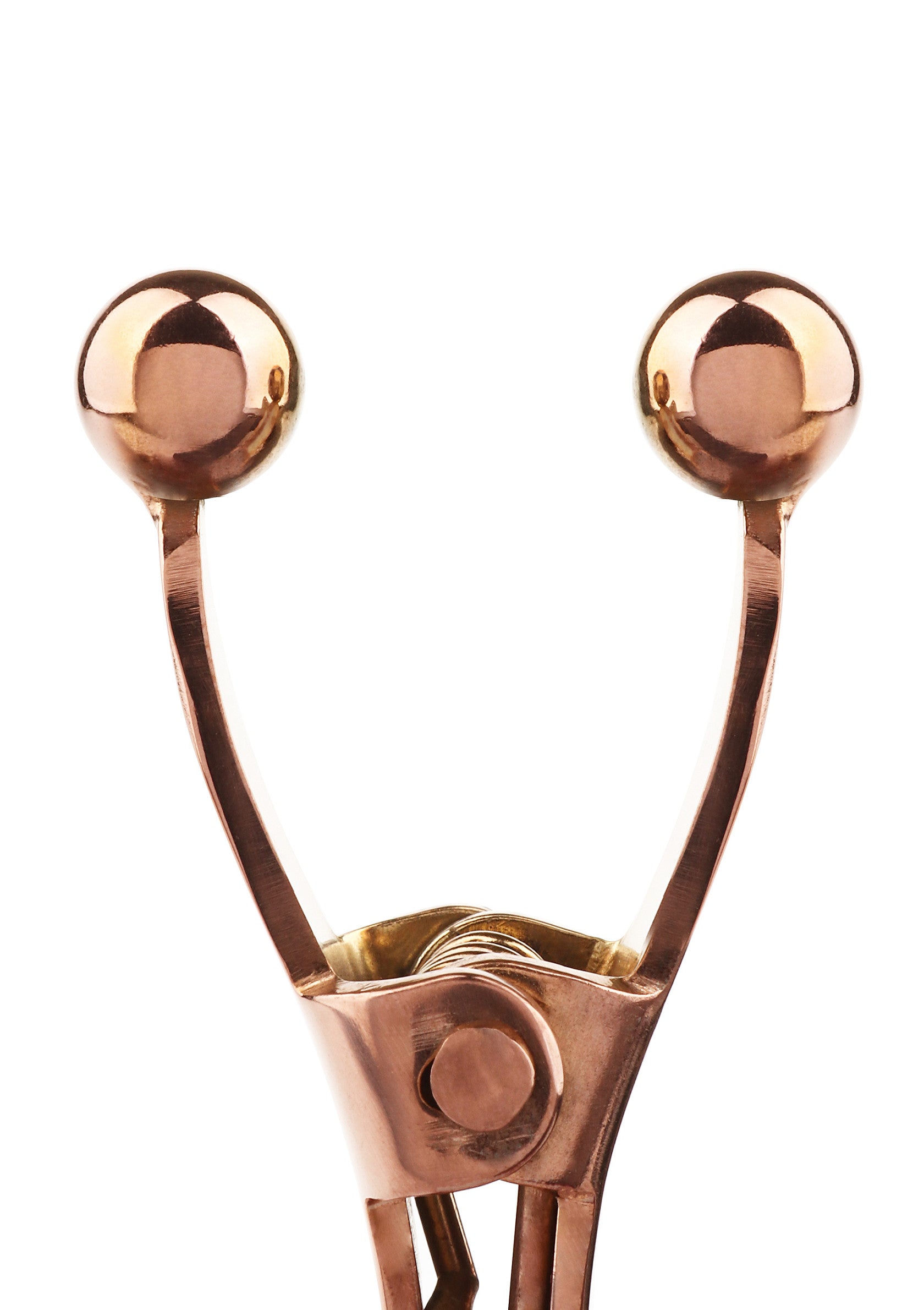 Recourbe-cils doré pour des cils magnifiques et recourbés. Accessoire de maquillage indispensable pour un regard sublime.; Gouden wimperkruller voor prachtige, gekrulde wimpers. Essentiële make-up accessoire voor een sublieme oogopslag.; Golden eyelash curler for beautiful, curled lashes. Essential makeup accessory for a sublime look.