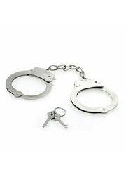 Menottes en métal argenté avec clés pour jeux coquins. Accessoire fétichiste parfait pour pimenter votre vie amoureuse.; Zilverkleurige metalen handboeien met sleutels voor stout spel. Perfect fetisj accessoire om je liefdesleven mee op te fleuren.; Silver-tone metal handcuffs with keys for kinky play. Perfect fetish accessory to spice up your love life. 