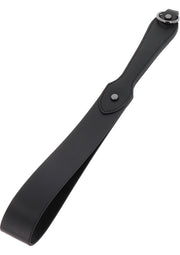 Martinet en cuir noir pour jeux de rôle adultes. Un accessoire coquin pour pimenter vos moments intimes. ; Zwarte leren spanking riem voor volwassen rollenspellen. Een ondeugende accessoire om je intieme momenten mee op te fleuren.; Black leather spanking paddle for adult roleplay. A naughty accessory to spice up your intimate moments.