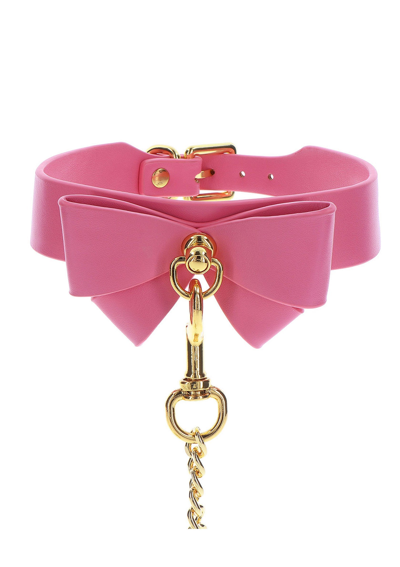 Collier rose avec nœud et chaîne dorée. Accessoire de mode pour un look unique et tendance.; Roze choker met strik en gouden ketting. Modeaccessoire voor een unieke en trendy look.; Pink choker with bow and gold chain. Fashion accessory for a unique and trendy look.