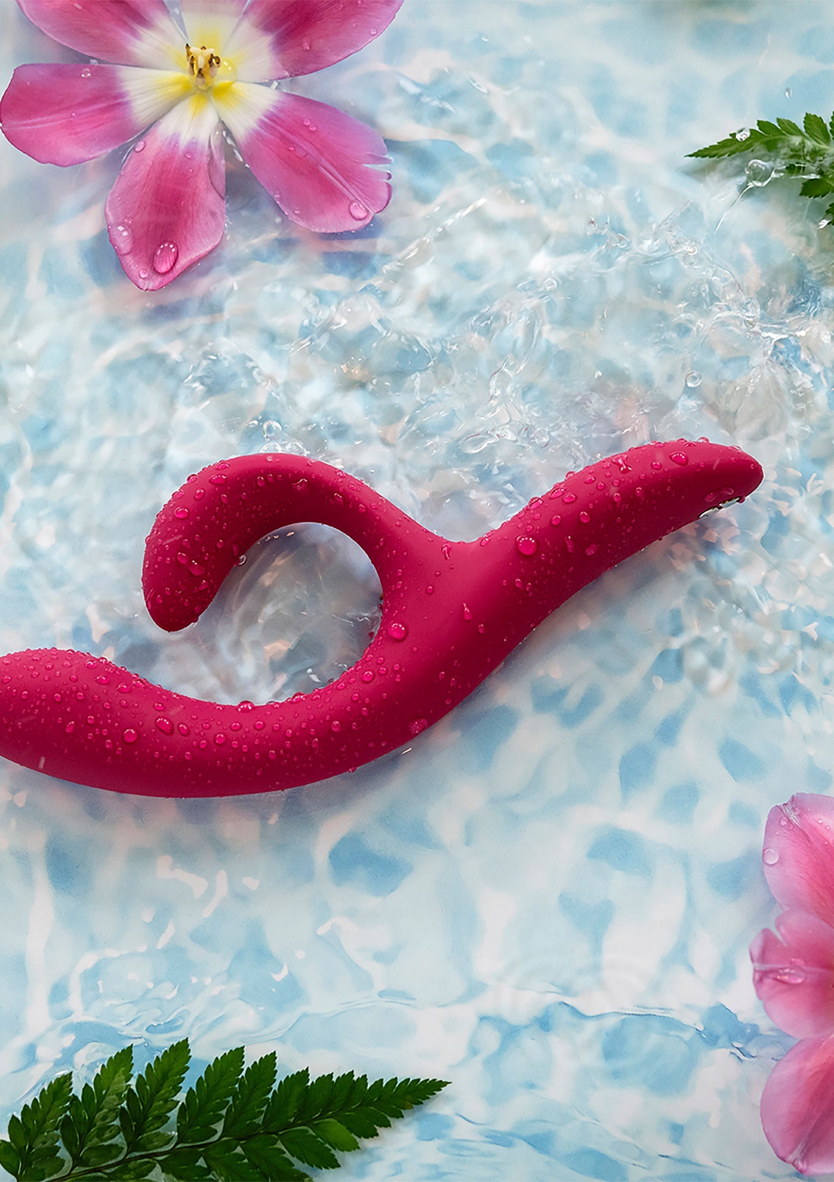 Vibromasseur rose vibrant, étanche et délicat pour un plaisir aquatique et floral. ; Vibrerende roze vibrator, waterdicht en zacht, voor een aquatisch en floraal plezier.; Vibrating pink vibrator, waterproof and gentle, for an aquatic and floral pleasure.