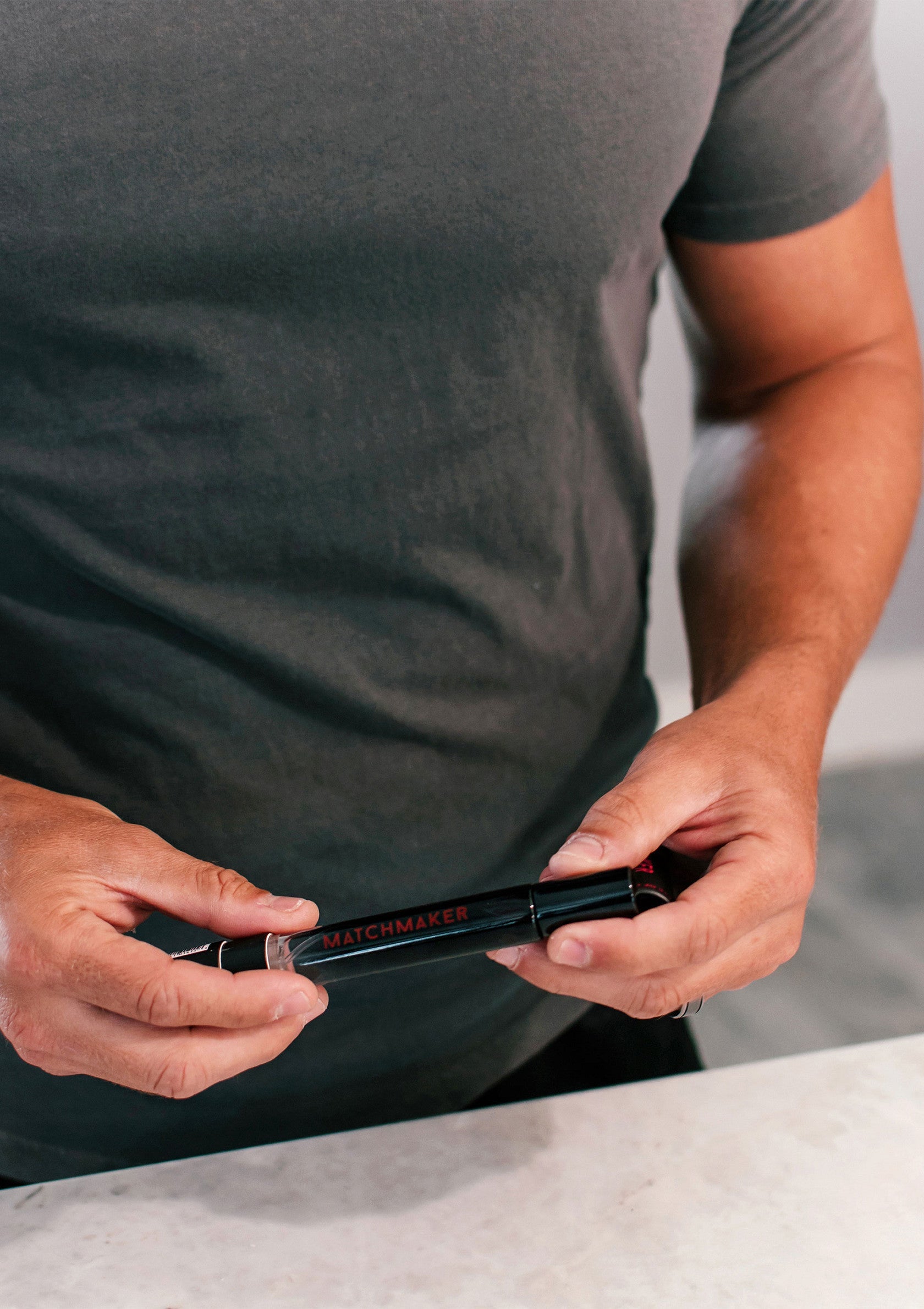 Homme tenant un outil noir "Matchmaker". Parfait pour des projets de bricolage précis. Découvrez notre gamme d'outils de précision.; Man houdt zwarte "Matchmaker" tool vast. Perfect voor nauwkeurige doe-het-zelfprojecten. Bekijk ons assortiment precisiegereedschap.; Man holding a black 'Matchmaker' tool. Perfect for precise DIY projects. Check out our range of precision tools.